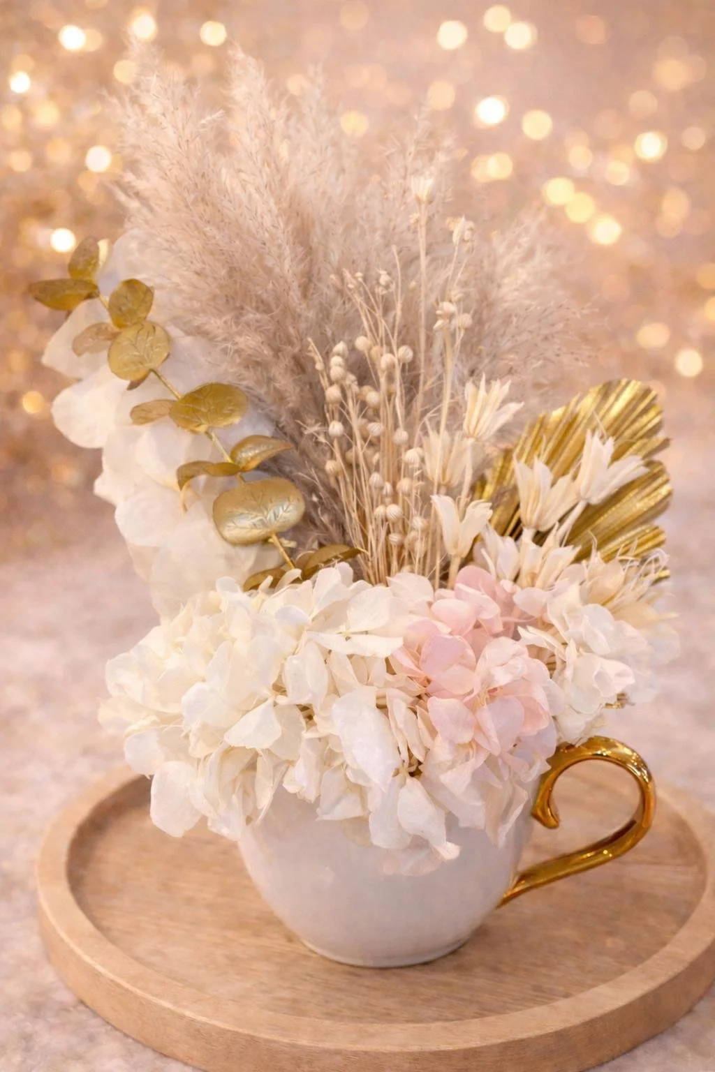 Bouquet de fleurs préservées et sa tasse