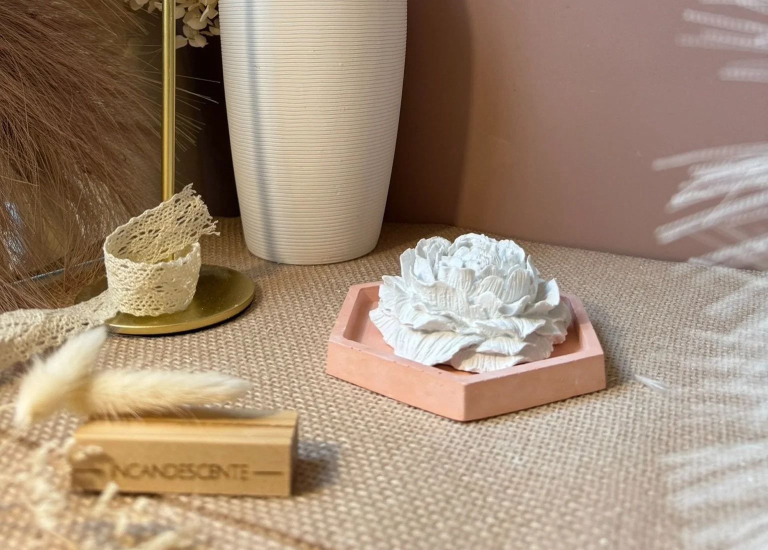 Coupelle hexagonale et sa pivoine