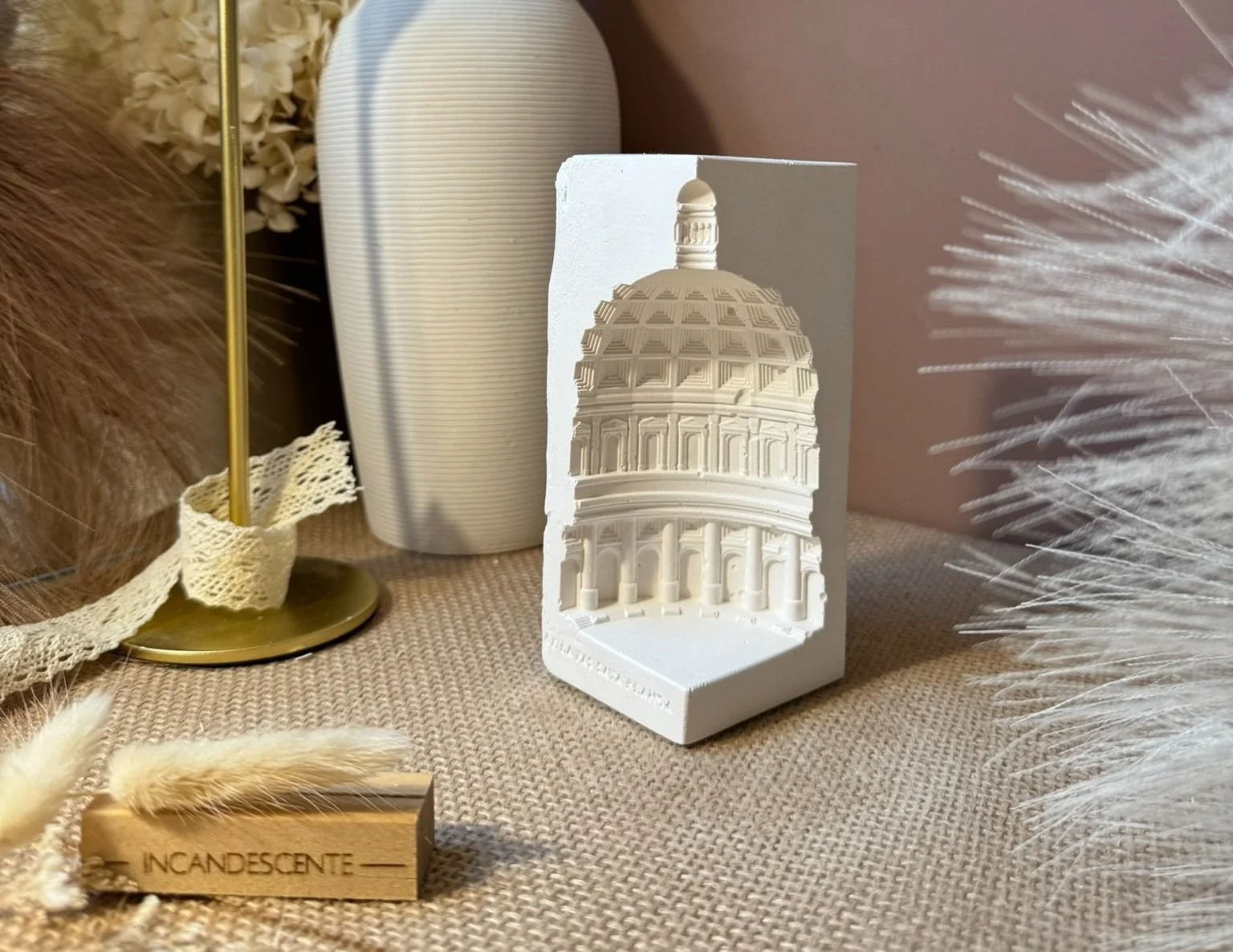 Monument architecture en plâtre parfumé