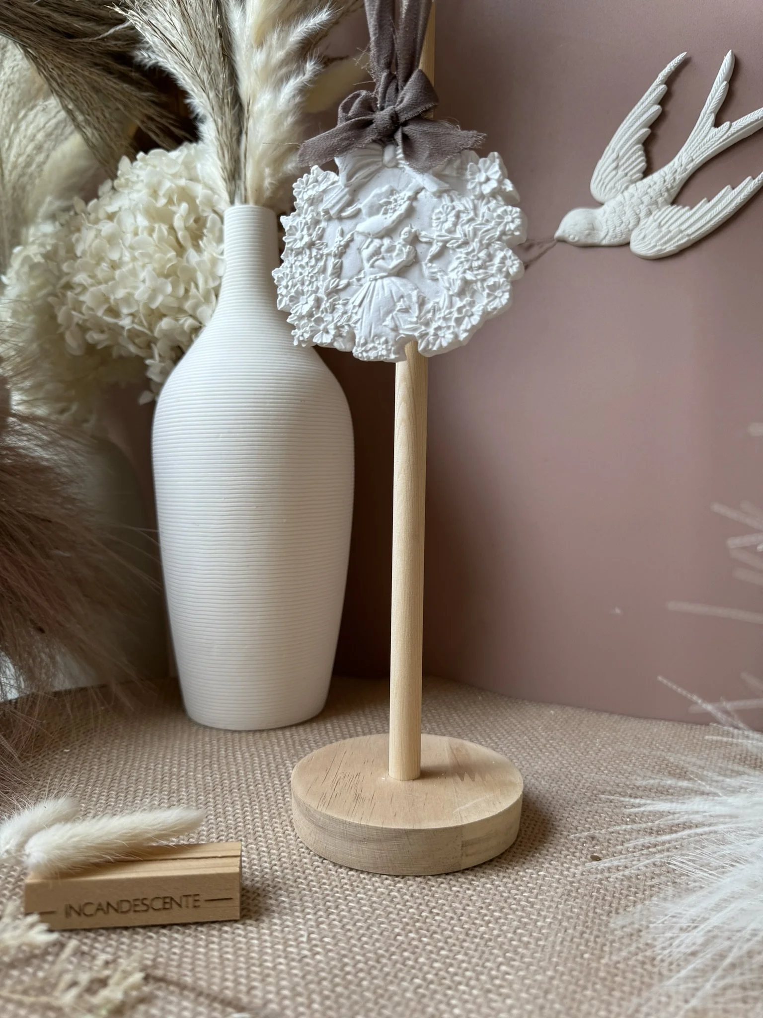 suspension médaillon enfant fleuri en plâtre parfumé