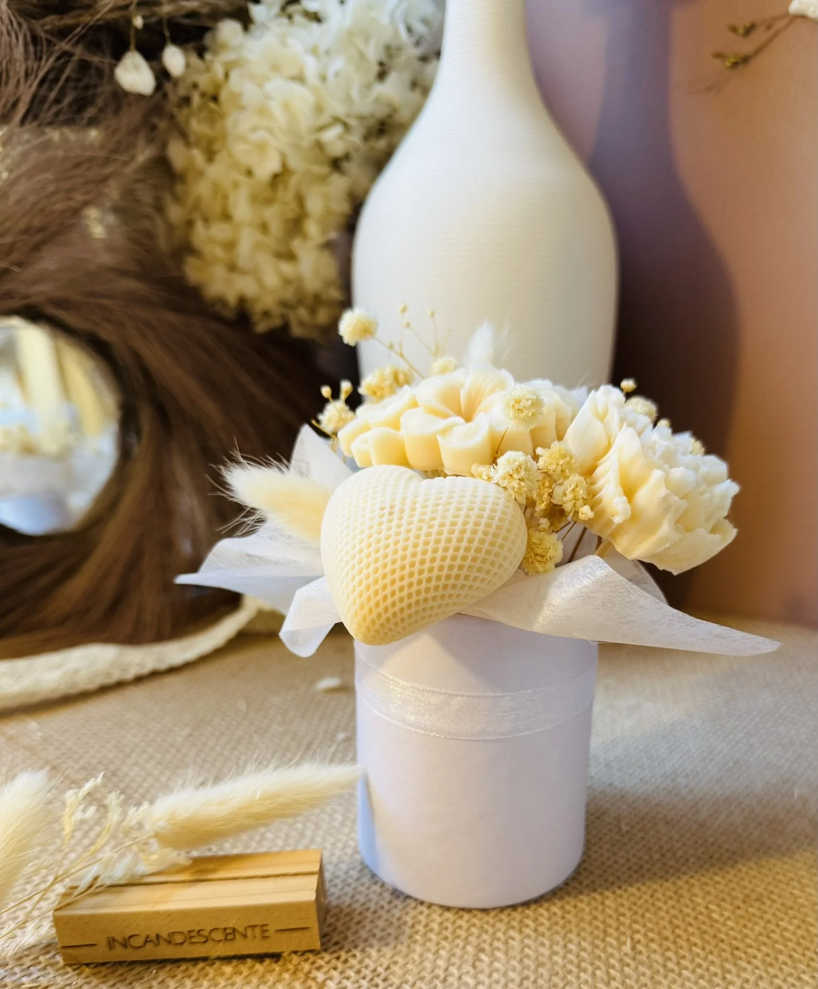 Bouquet de fleurs de cire beige/blanc