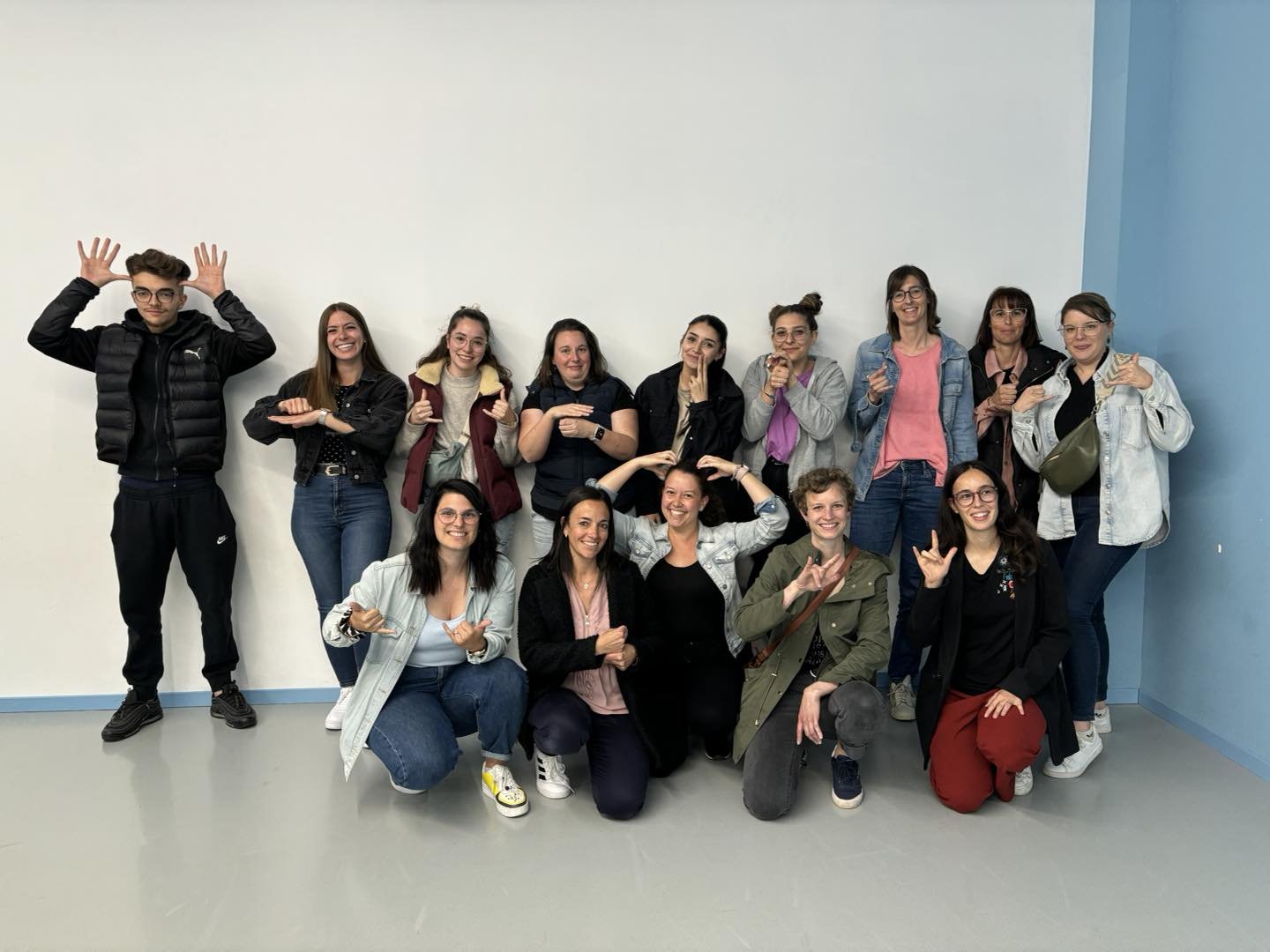 Une nouvelle &eacute;quipe valaisanne s&rsquo;est form&eacute;e au 1er module Signons Ensemble 🤙🏼✋🏼✌🏼!

Bravo &agrave; l&rsquo;&eacute;quipe de l&rsquo;espace de vie enfantine de Riddes ! 

Merci beaucoup pour votre accueil et votre super partici