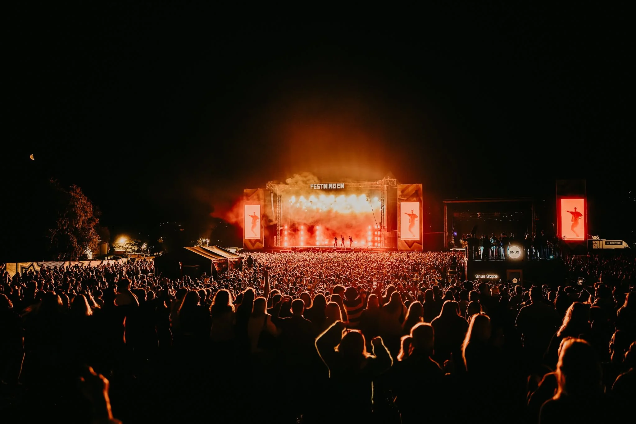Festivalscene med Pyroteknikk og lys
