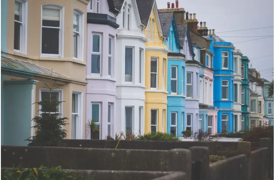 How Often to Paint the House Exterior: Signs, Timelines, and Surface Tips