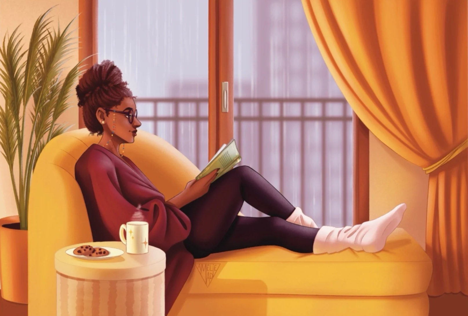 une jeune femme noire lit un livre sur un canapé, devant la fenêtre de son balcon. Il pleut dehors avec la ville en arrière-plan. Ambiance chaleureuse avec cookies et tasse de thé.