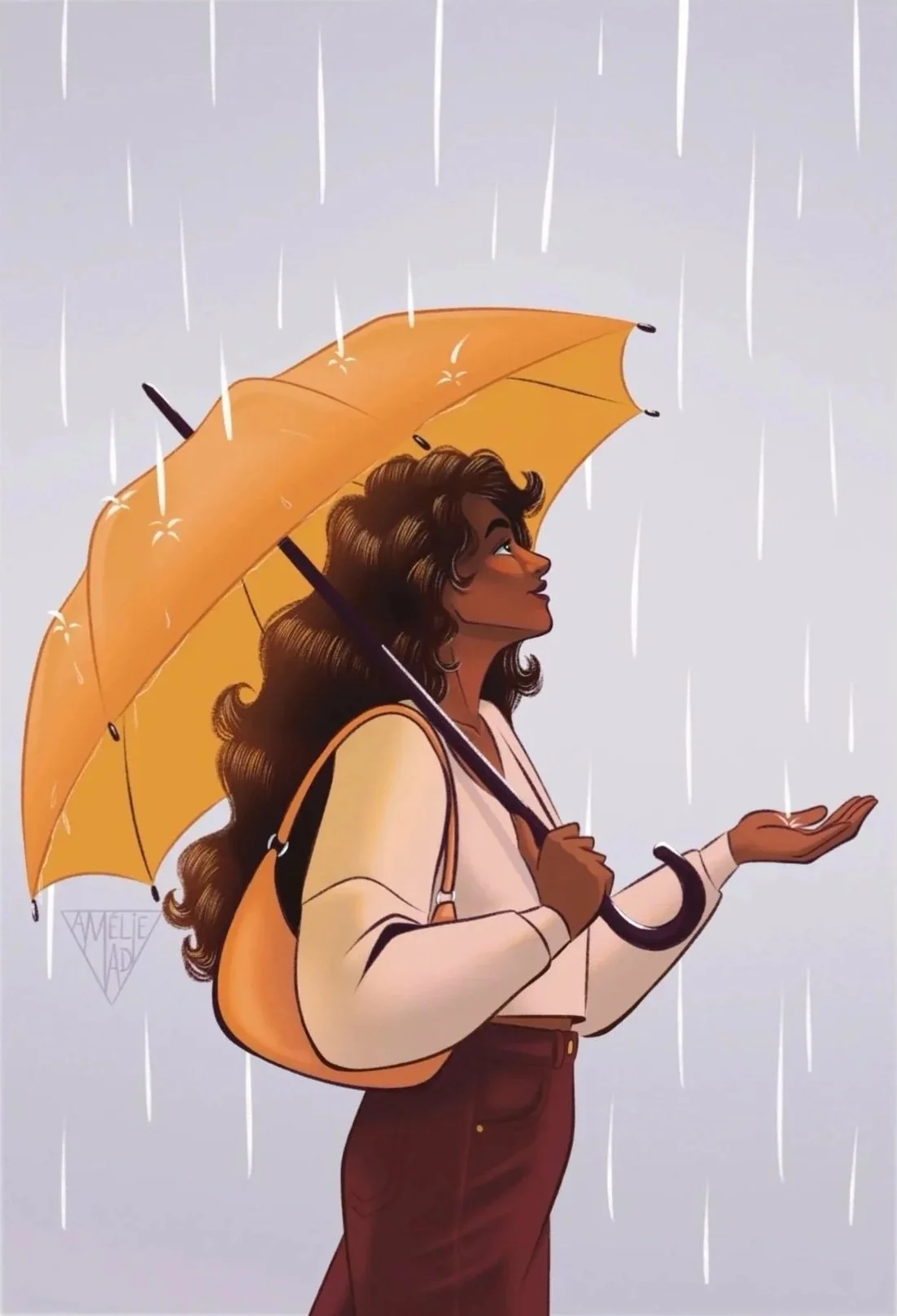 Une jeune femme noire profite des premières gouttes de pluie de l'automne sous son parapluie jaune.