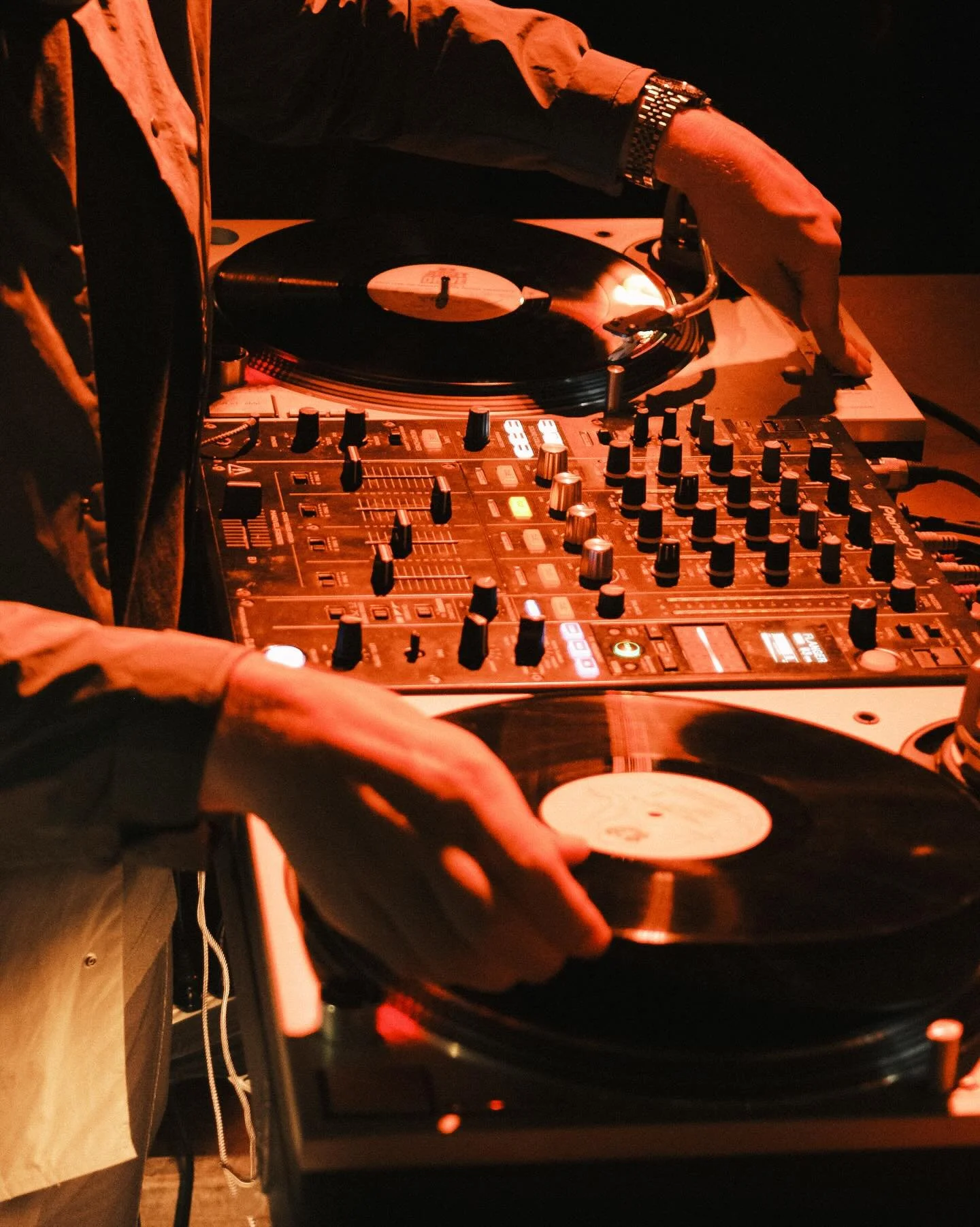 vinyl vibes 💿

doors open 4p + vinyl 10p