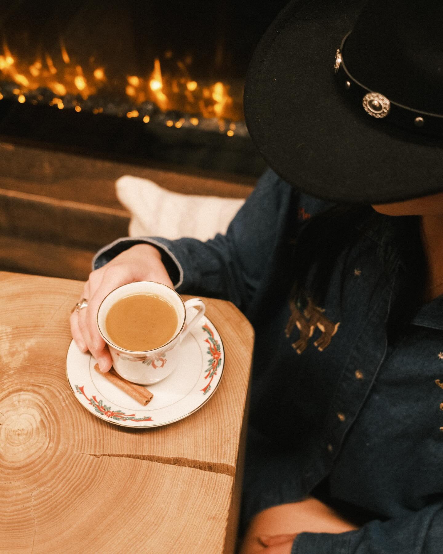 hearthside cider by the fire ☕️

doors open 6p + vinyl night 10p