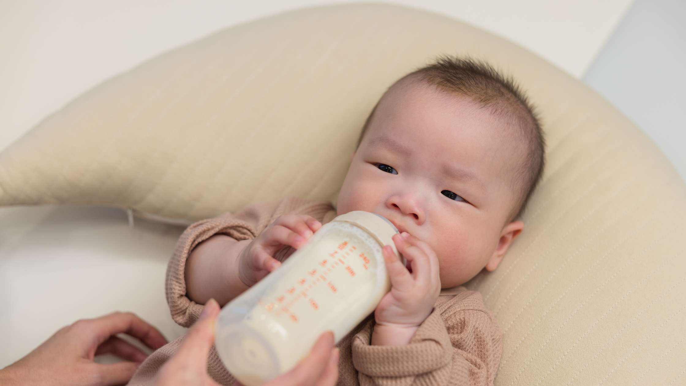 Milk Leaking From Baby’s Mouth During Bottle Feeding: Causes &amp; What To Do