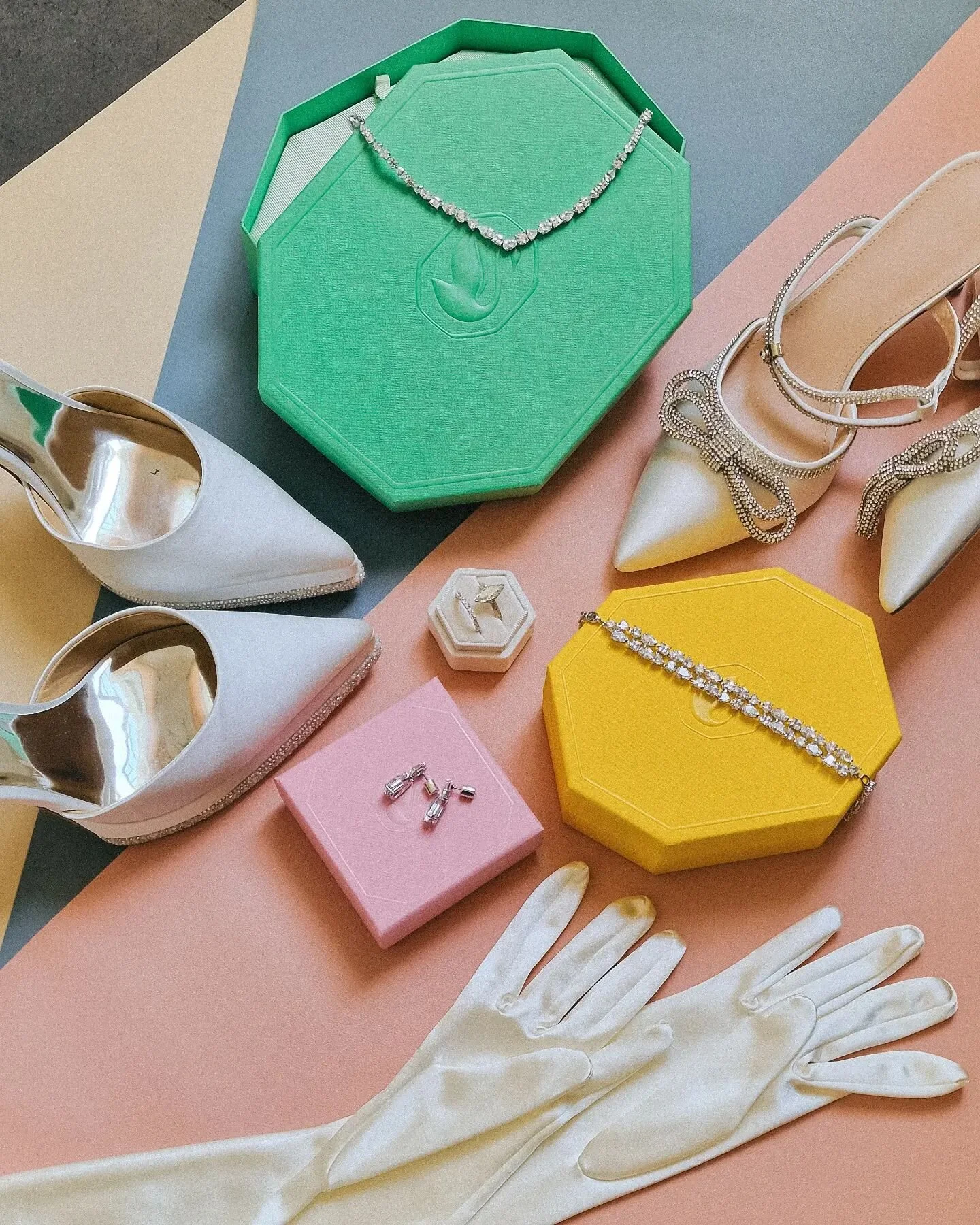 Today, I had fun playing with colours and #svarovski jewellery 🤍