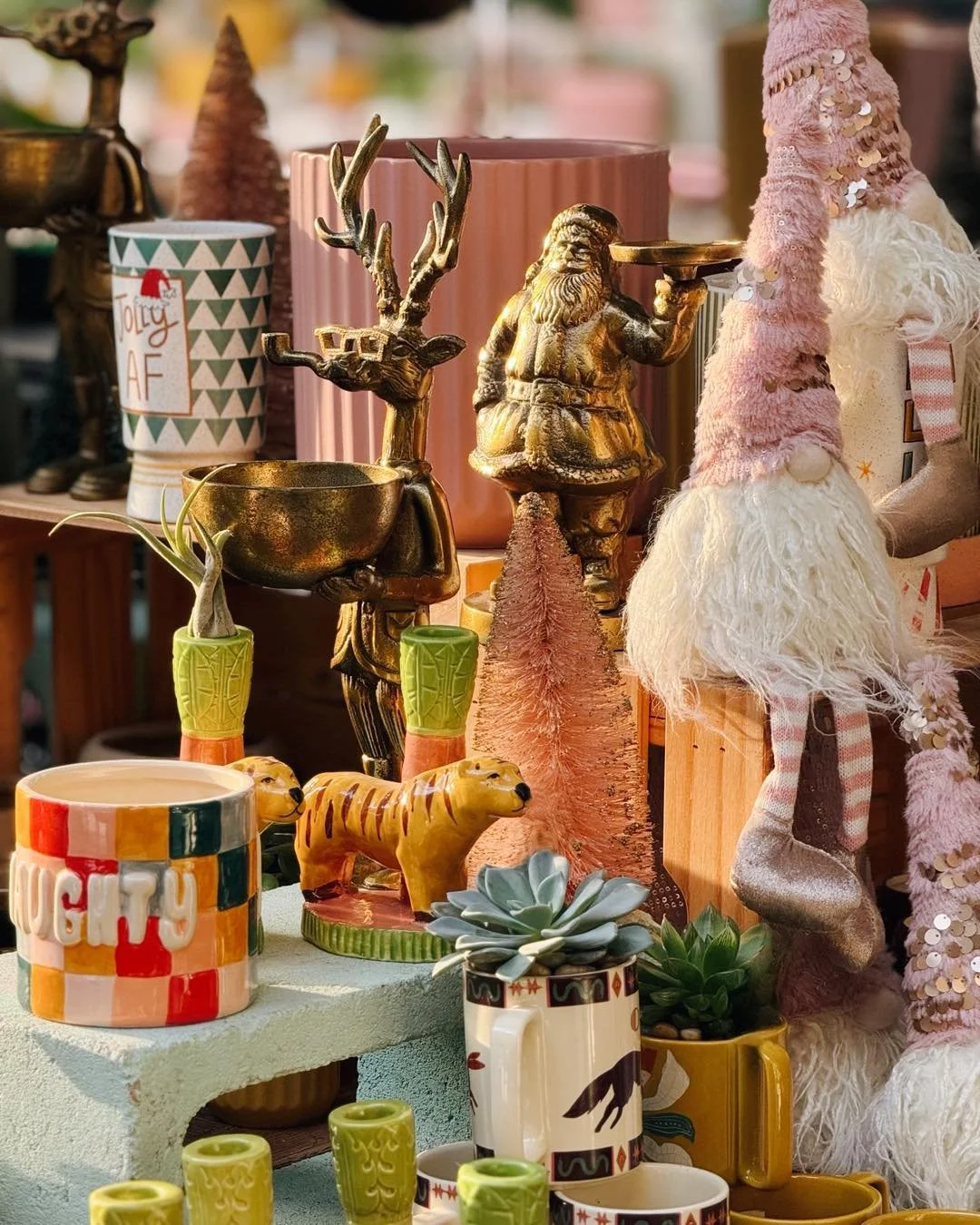 Little ✨SPRINKLES✨ of holiday magic ❄️🌲🩷

#tropicalplants #plantsofinstagram #plants #plantsmakepeoplehappy #houseplants #urbanjungle #indoorplants #plantlover #tropical #houseplantclub #rareplants #plant #houseplantsofinstagram  #indoorpots #aroid