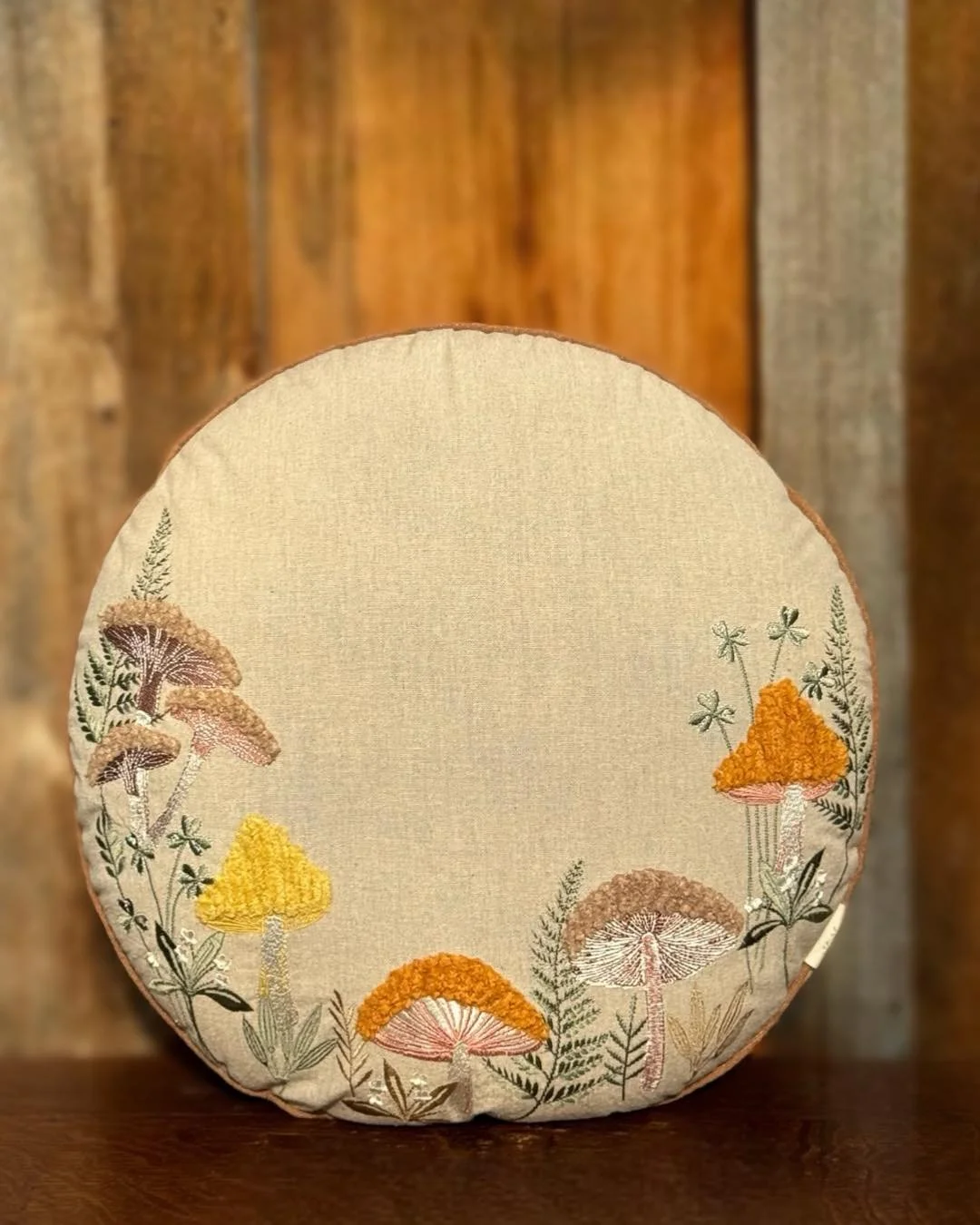 A conversation from my childhood💁&zwj;♀️&hellip; 
Susan &ldquo;Look sweetie, I got new cushions&rdquo; 
 Paul &ldquo;Great&rdquo; (this is a sarcastic response)
I LOVE 🩷cushions, just like my mom🥰&hellip; you can never have too many. I am always o