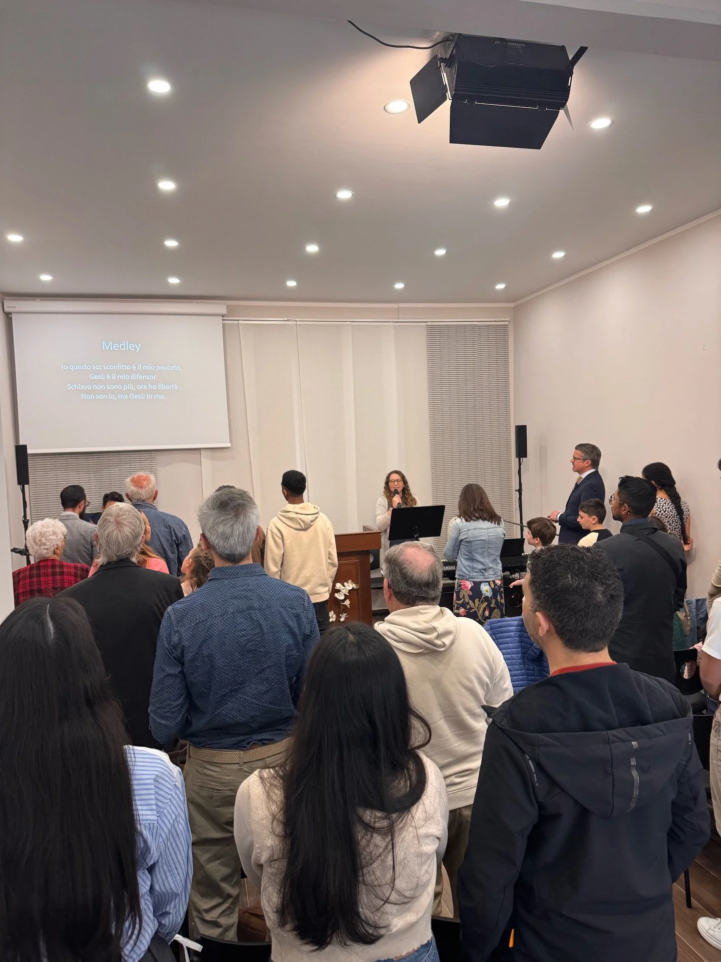 &lsquo;Ma il primo giorno della settimana, la mattina prestissimo, esse si recarono al sepolcro, portando gli aromi che avevano preparati. E trovarono che la pietra era stata rotolata dal sepolcro. Ma quando entrarono non trovarono il corpo del Signo