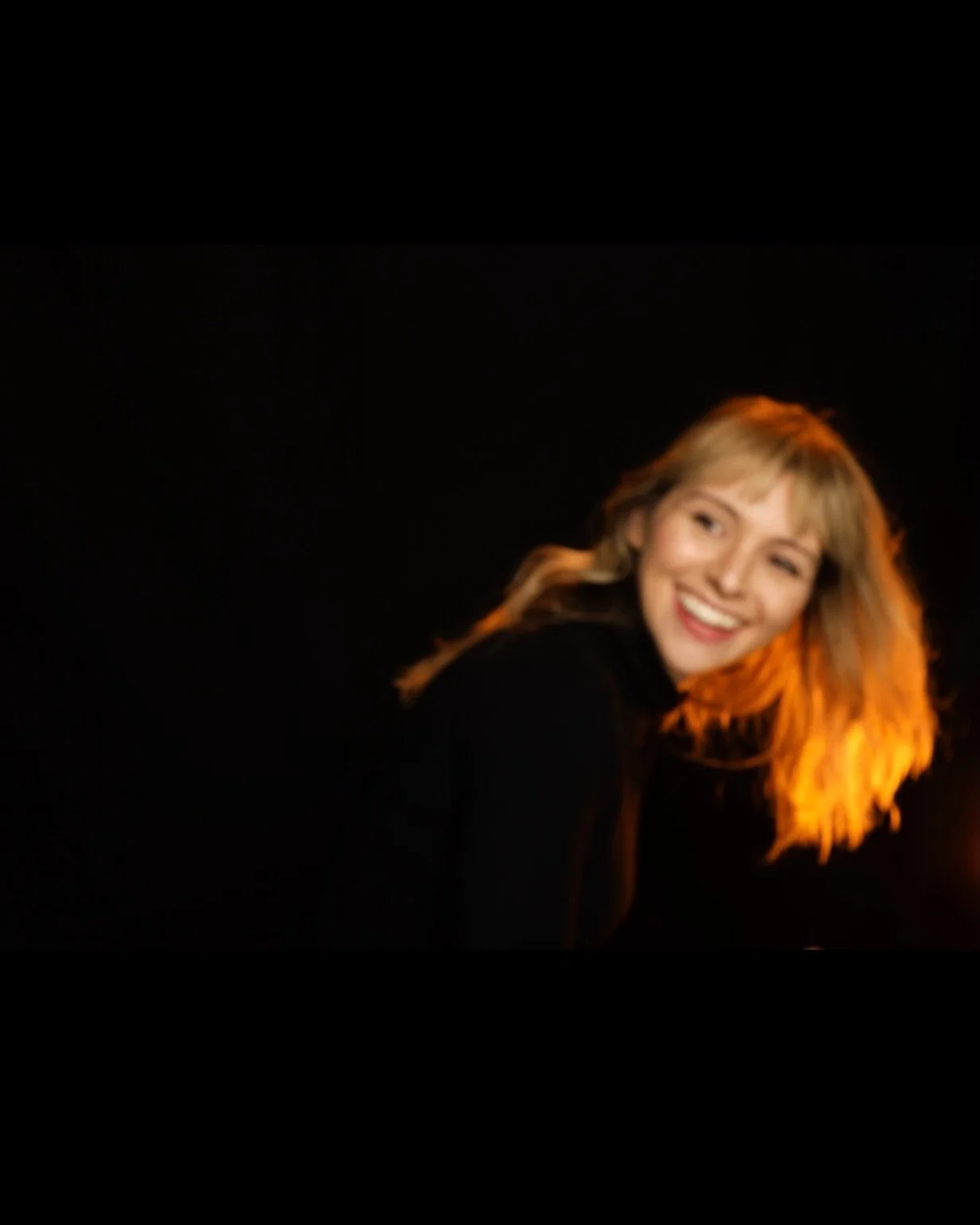 𝚆𝚑𝚎𝚗 𝚝𝚑𝚎 𝚙𝚑𝚘𝚝𝚘𝚐𝚛𝚊𝚙𝚑𝚎𝚛 𝚖𝚊𝚔𝚎𝚜 𝚢𝚘𝚞 𝚕𝚊𝚞𝚐𝚑 ✾

📸 @devonveillette 

 #singersongwriter #indieartist #livemusic #canadianmusic #youngwriters