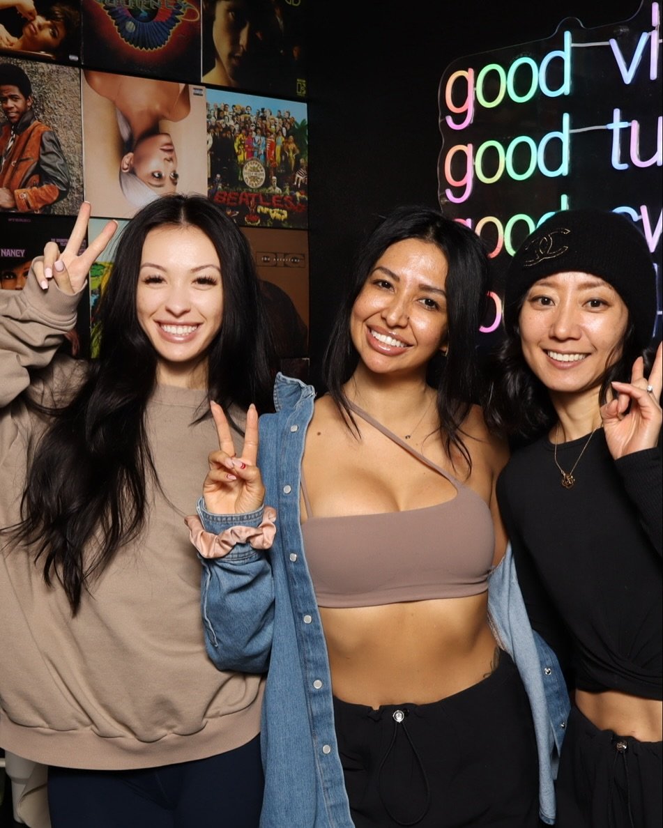 Celebrating the GRAND OPENING of @thegoodplacelv! 🎉 Amazing vibes &amp; beautiful people. 

@thegoodplacelv 
@araeslv 
@imrmassage 
@bblkhoney 
@dos.almas_pj 
@vuoriclothing 

#lvphotobooth #lasvegasphotobooth #luxuryphotobooth #modernphotobooth #re