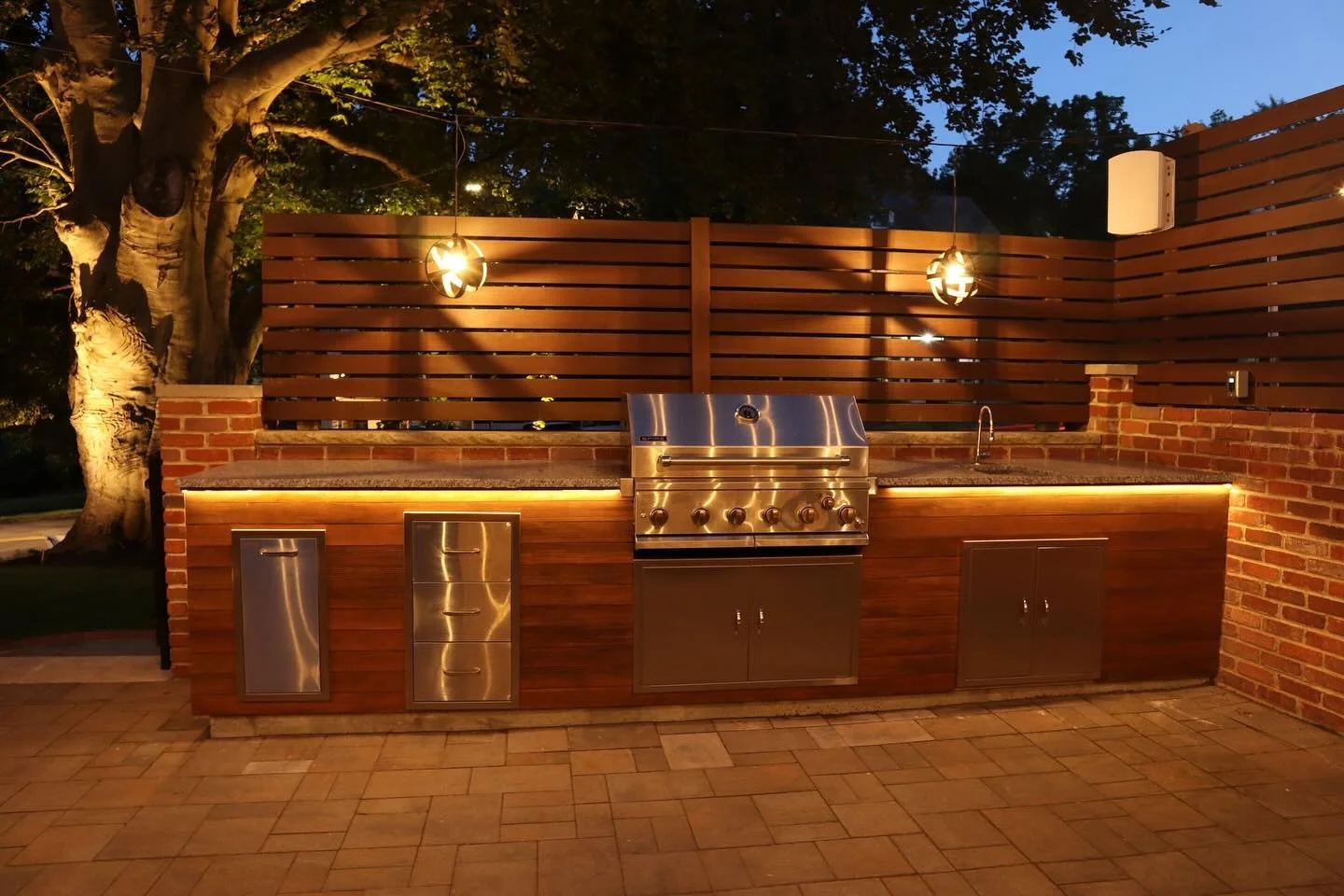 When functionality and design meet! Overhead task lighting controlled with @fxluminaire dimmer allows these clients to turn up the lights when cooking, and dim them when looking for a more ambient light! #outdoorliving #outdoorlighting #outdoorkitche