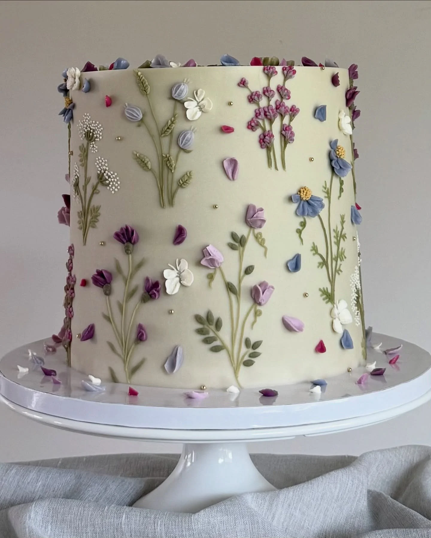 Each time I make a cake, I really try my best to add a least one new little detail I haven&rsquo;t tried before to excite me &amp; it&rsquo;s the leaves and font for me on this one 🤗 

@colour.mill Grape, Olive, Carmel, Denim, Fuchsia, Raspberry, Ba