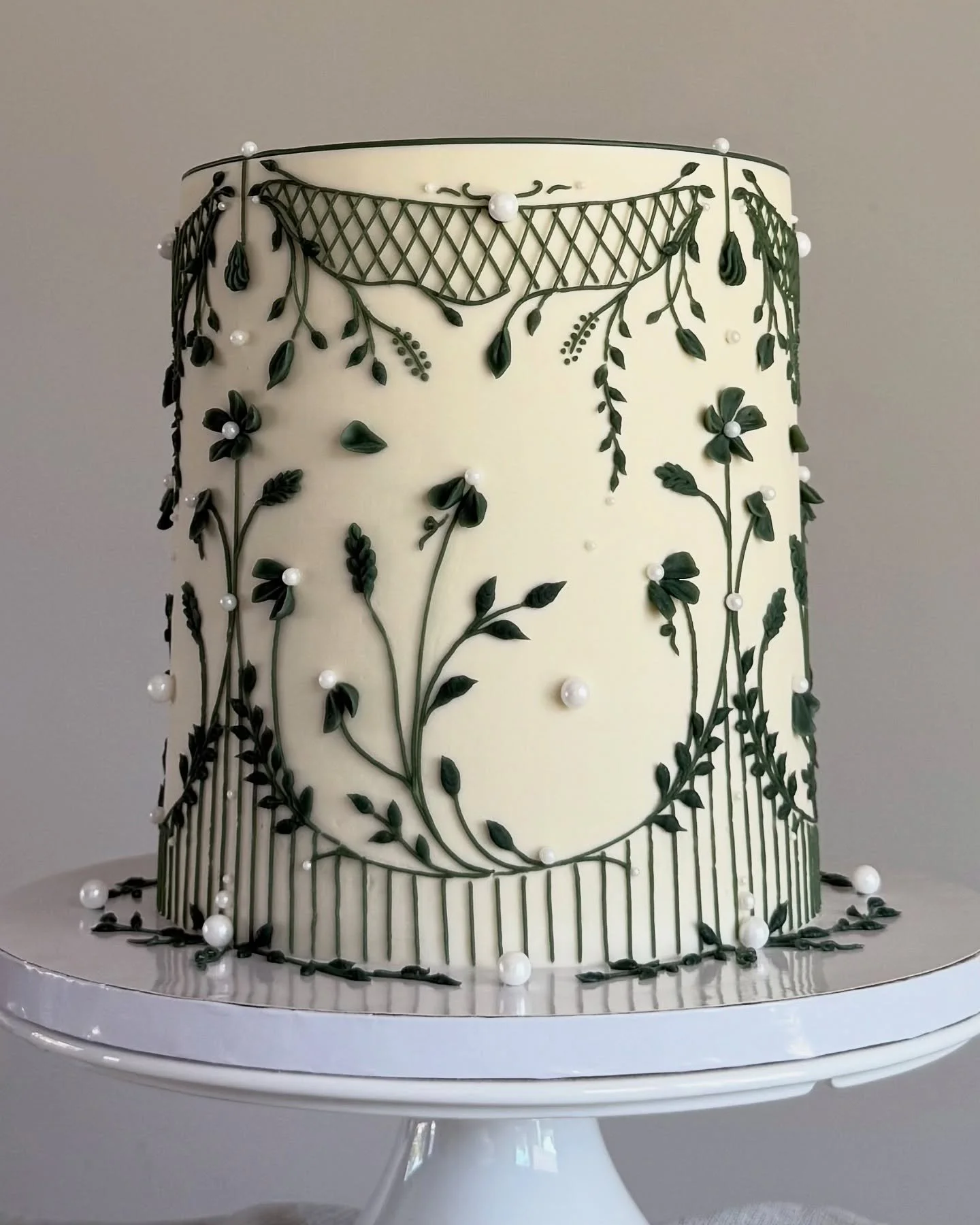 Really hard to capture the beautiful shade of green under certain lighting, but I do love all these close up (: 

@colour.mill Forest, Royal, Black (PINEFLOUR10)

#vintagecakes #cakedecorating #cakeart #cakedesign #seattlecakes #cake #birthdaycake #p