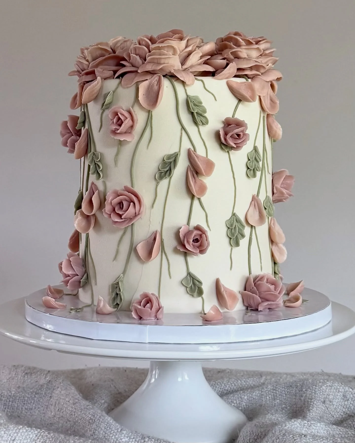 I can just pipe roses all day 💗

@colour.mill Rose, Dusk, Olive, Clay, Black
(PINEFLOUR10 - 10% Off) 

#vintagecakes #birthdaycake #buttercreamroses #flowercake #buttercreamflowers #roses #loveshackfancy #seattlecakes #cakedecorating #cakedesign #ca