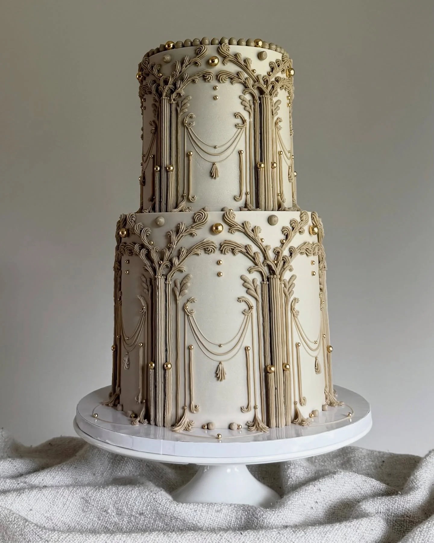 Taking time to appreciate all the little details✨Really satisfying where I can get it to be as seamless as possible where the two cakes meet while keeping the edges sharp. So much patience at every step, but the outcomes feel super rewarding. Gratefu