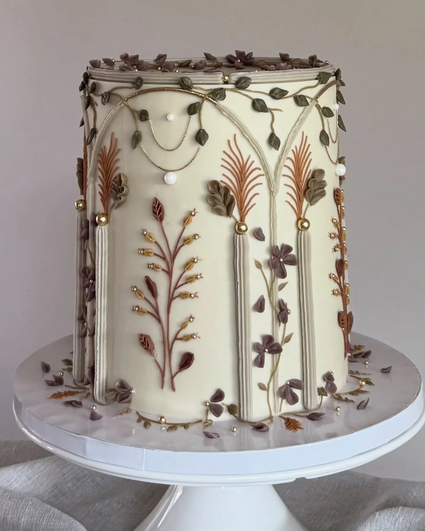 The colors feels so incredibly warm 🍂🍁🌿

@colour.mill Clay, Olive, Violet, Red, Orange, Black, Carmel (PINEFLOUR10 - 10% Off) 

#vintagecake #baroque #seattlecakes #weddingcake #cake #cakedesign #cakedecorating #cakeart #seattleart #buttercreamflo
