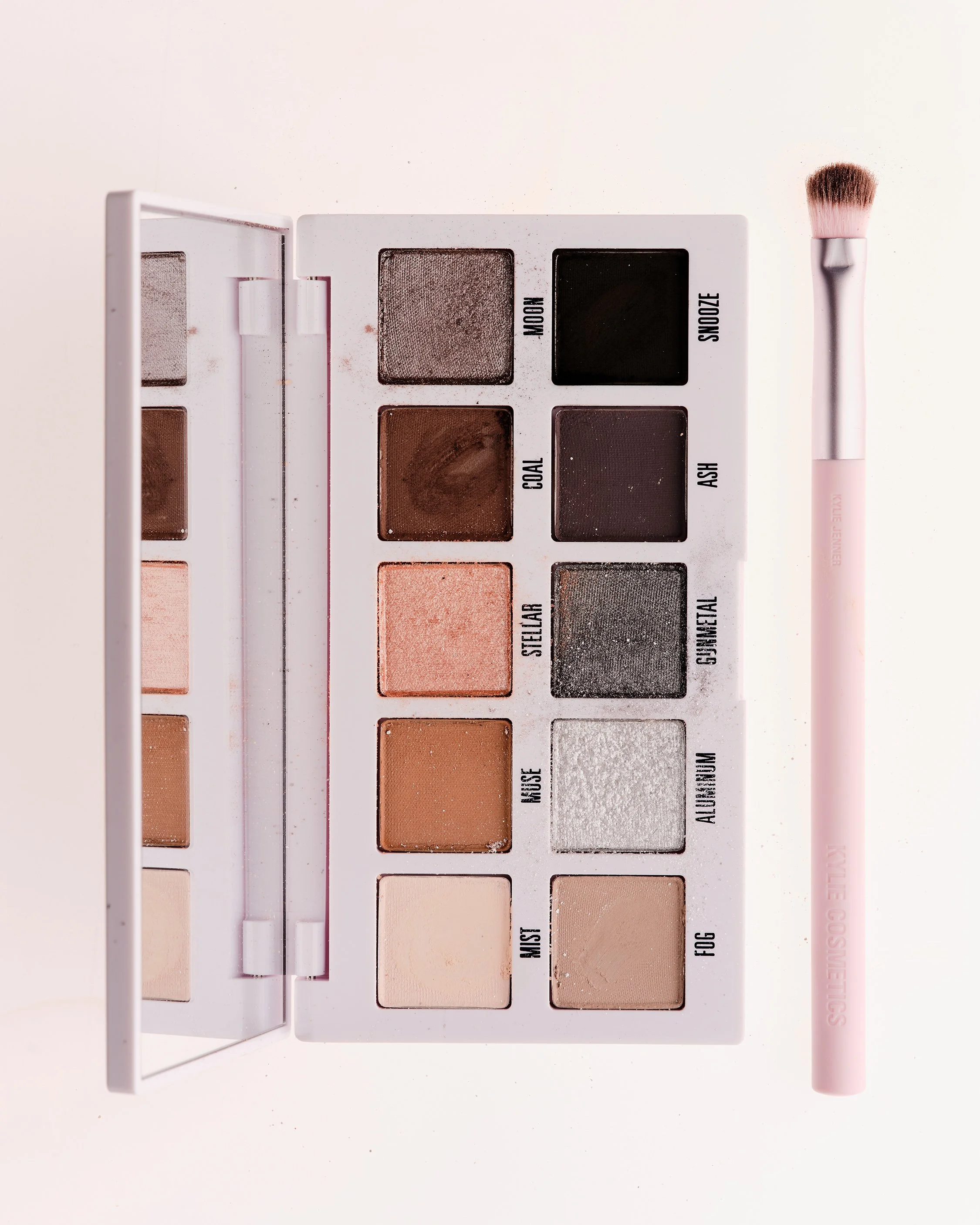 082125_KylieCosmetics_EyeShadowSmokeyPalette_00721-AS.jpg