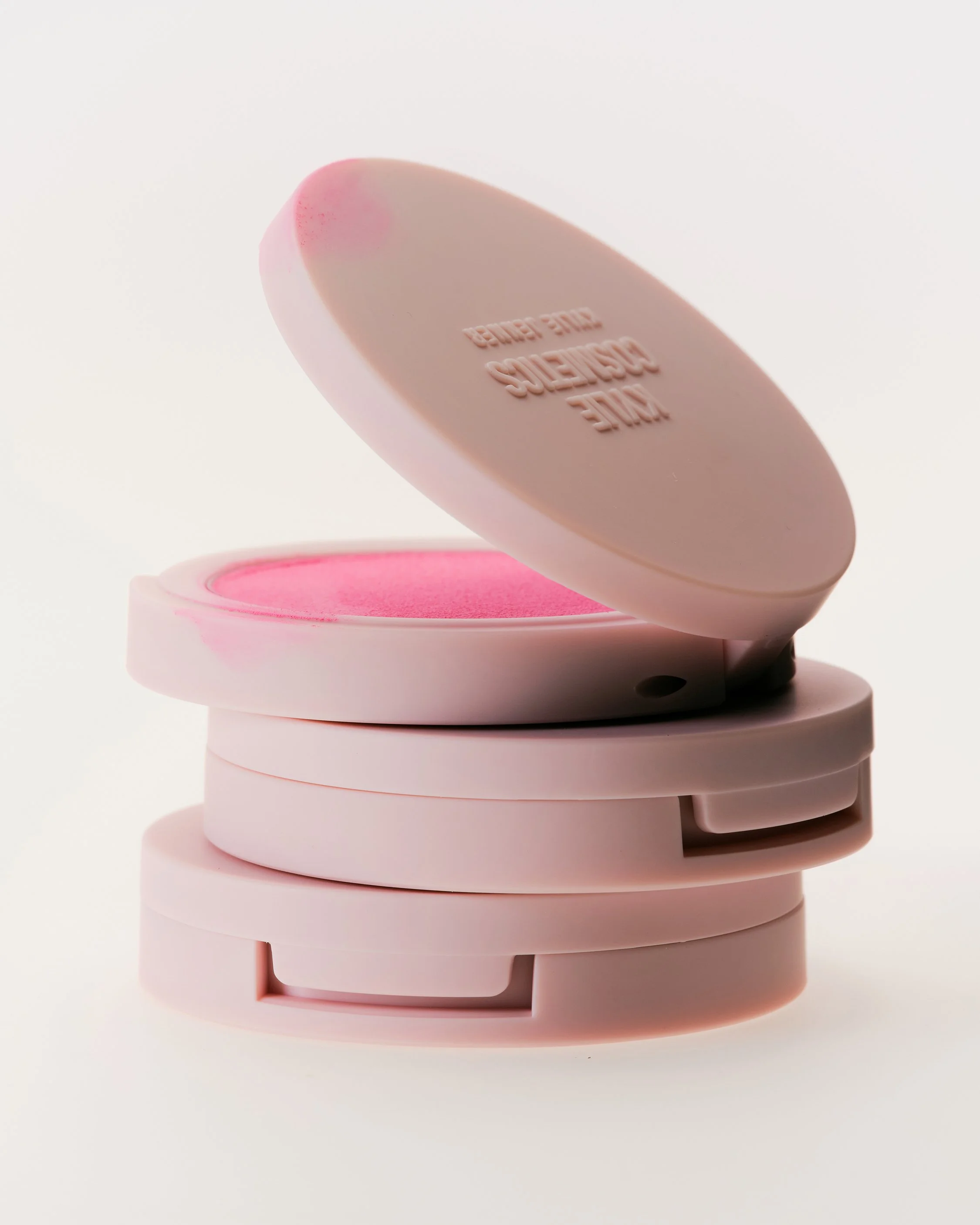 082125_KylieCosmetics_HybridBlushClosedCompact_00199-AS.jpg