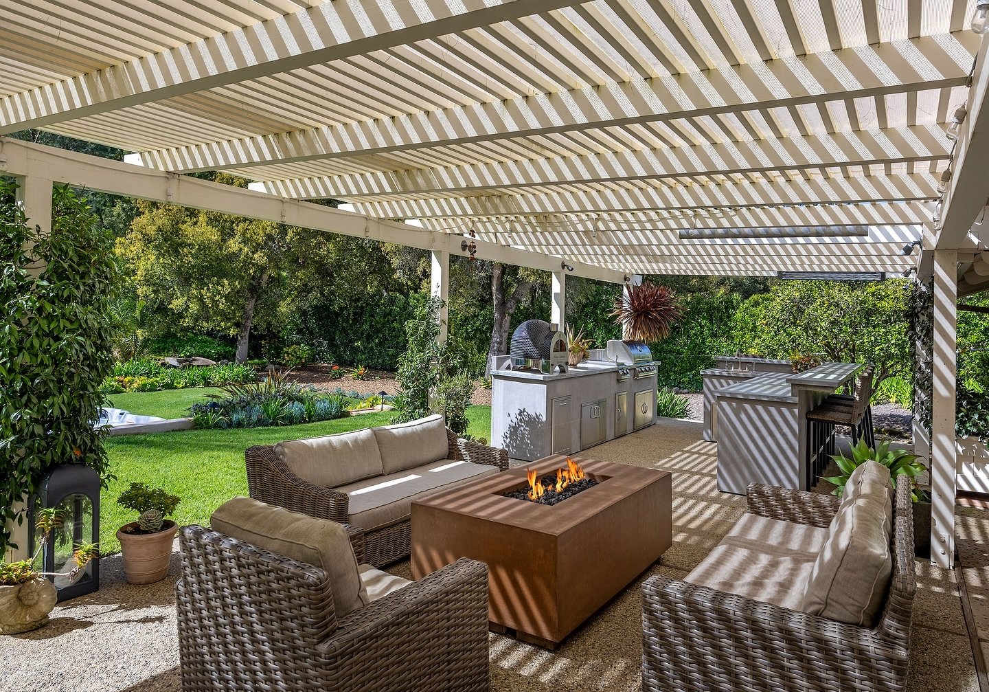 When your backyard is part of your everyday living space! This is such a great space for entertaining, cooking, or just relaxing. 
.
.
📷: @jimbartschphotographer 
Landscape Architect: Robert Richards

#cornerstonelandscapes #cornerstoneSB #backyeard