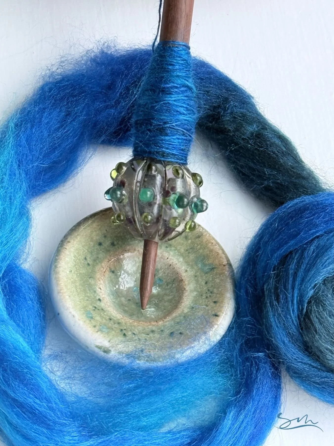 Thanks to an old post by @amyking of @spunkyeclectic I realized my support spindle issue may not just be my skill level. I tried several bowls and found that this little green spinning dish is perfect for my beautiful glass whorl spindles by @l_ament
