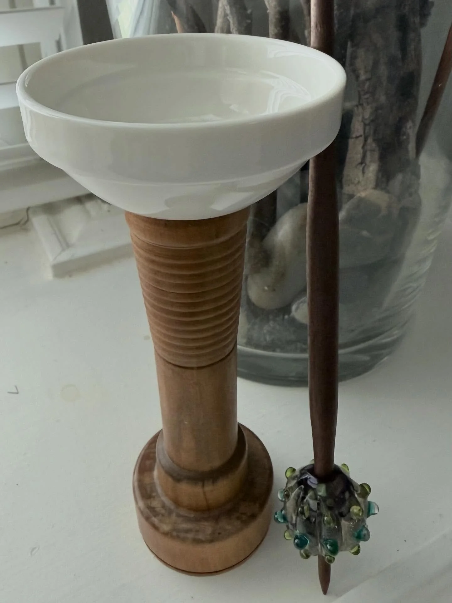 In a moment of brilliance, I looked at a this piece of a bobbin and thought it would make the perfect base for a lap spinning bowl. So I dug out a small bowl, glued it on and voila! The spindle and whorl are from @l_ament_glass. Now to practice!