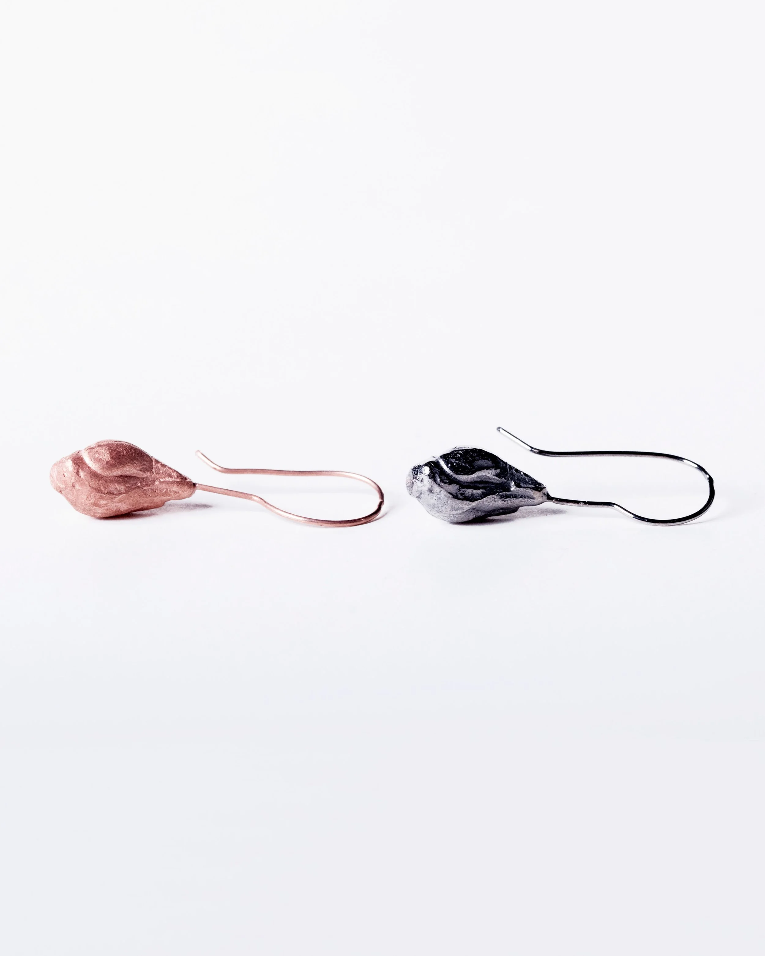 Seeds Long Earrings in black or rose