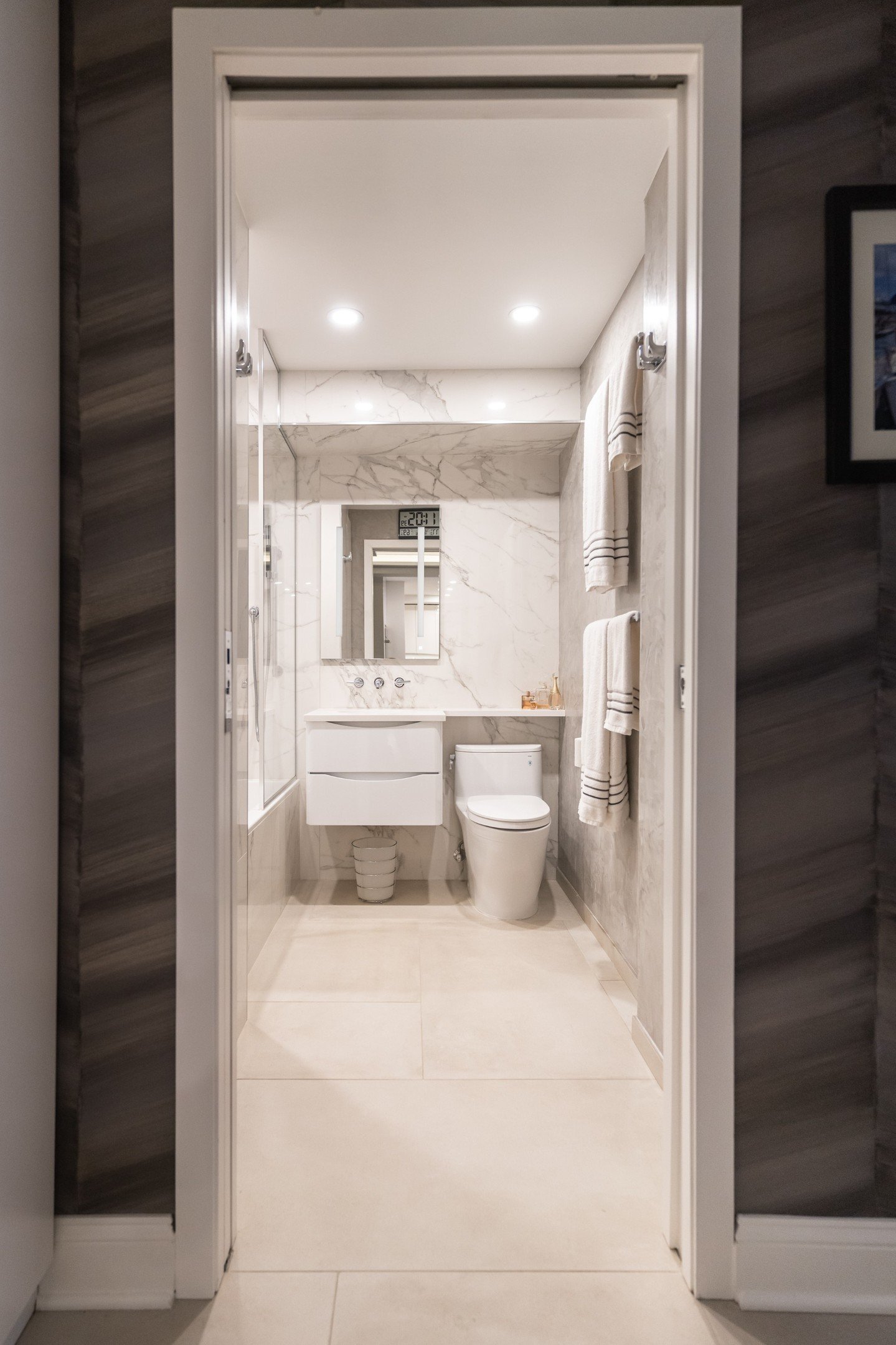 Revealing a transformation this Thursday with one of our favorite bathroom renovations! ✨

Say hello to a space that's gone from basic to breathtaking. We're thrilled to share the stunning before-and-after of this project. Swipe to witness the magic!
