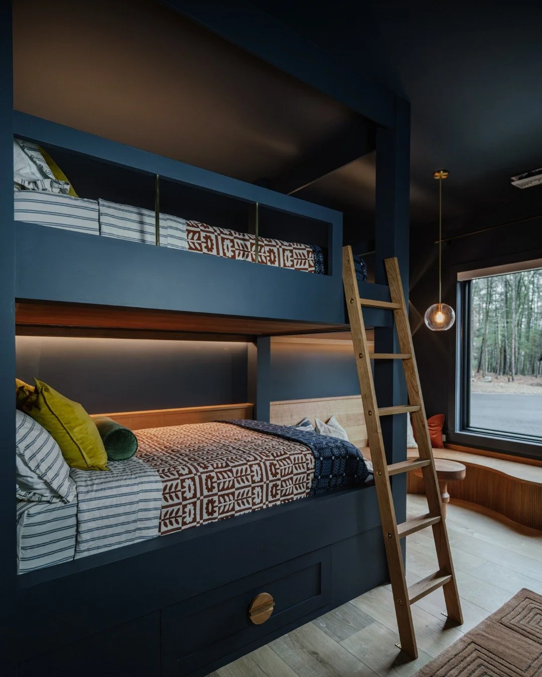 Who says dark can&rsquo;t be full of energy? 🖤✨

This bedroom blends a dark blue base with vibrant accents, think pops of orange + yellow, boho-inspired textures, and warm ambient lighting. The result? A space that feels modern, cozy, and effortless
