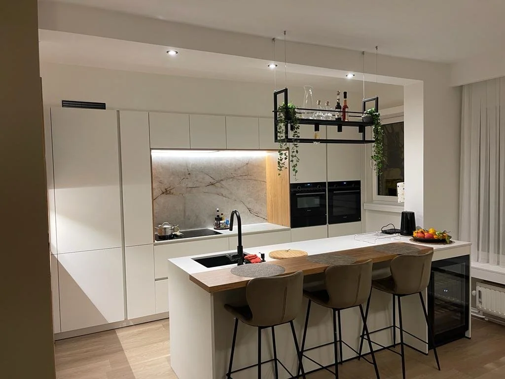 Compact keukeneiland met spoelbak en zwarte kraan in kleine ruimte