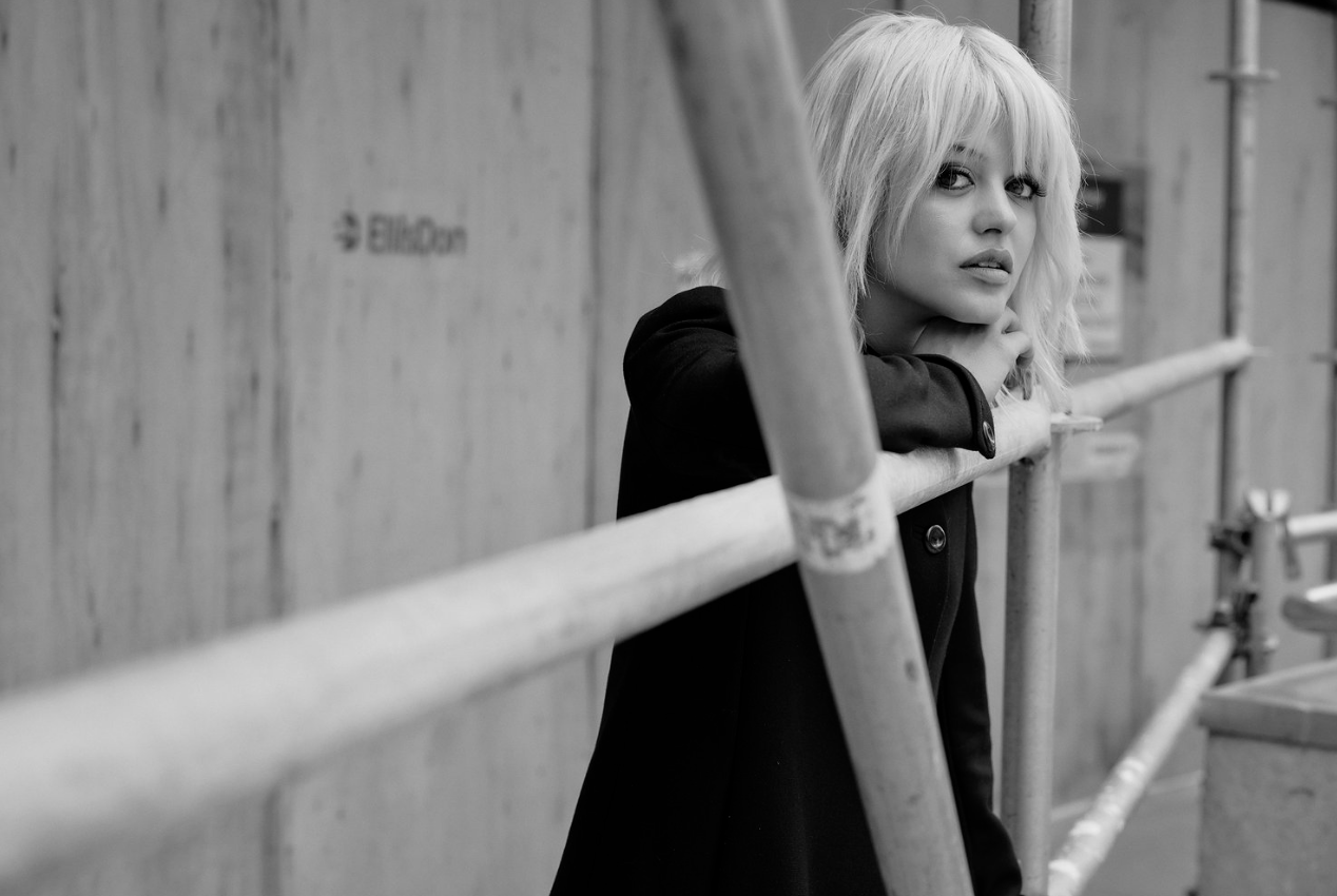 Sara Weisglass phtograoherd by Richard Bernardin