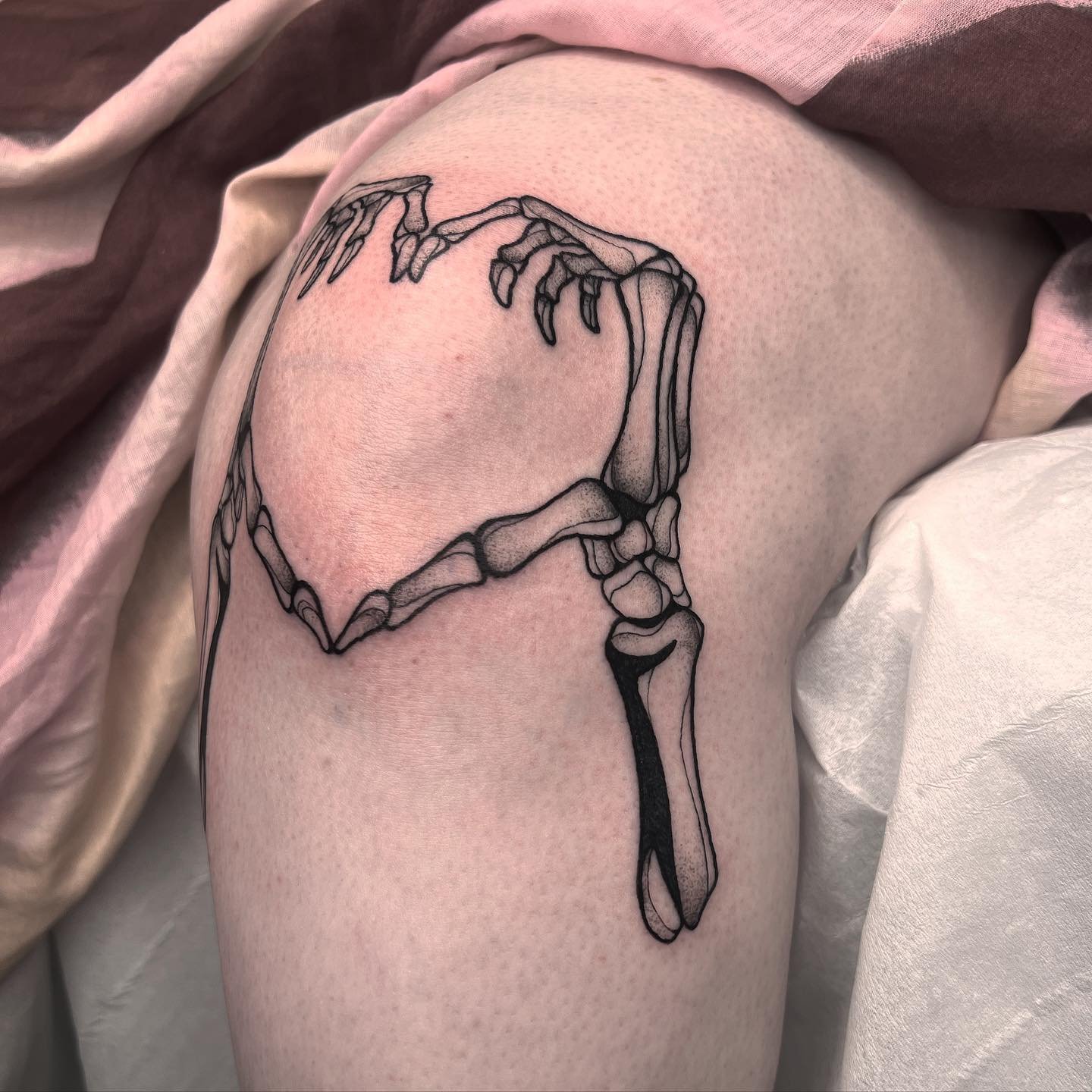 Skeleton heart hands on the knee for the lovely @kerryann_ 🩻 Sat like an absolute angel✨
.
#flash #tattooflash #blackwork #blackworktattoo #linework #lineworktattoo #womantattooers #womantattooartist #belfast #belfasttattoo #belfastartist #flashtatt
