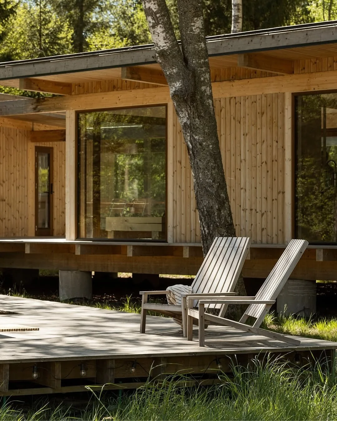 At architect @studiohe_ &rsquo;s summer retreat in Sweden, architecture becomes part of the landscape. On the terrace, the Between Lines Deck Chair offers a moment of pause. Designed by @stineweigelt, it&rsquo;s a Scandinavian take on the classic Adi