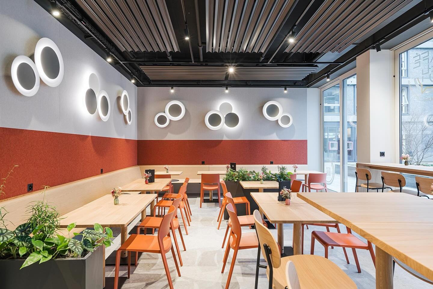 Project feature, highlighting two SOURCED Partners - @impactacoustic + @arper ✨♻️

Impact Acoustic&rsquo;s Vertigo PET panels &mdash; spun from recycled plastic bottles &mdash; set the tone with soft greys + that perfect hit of red. Arper&rsquo;s Jun