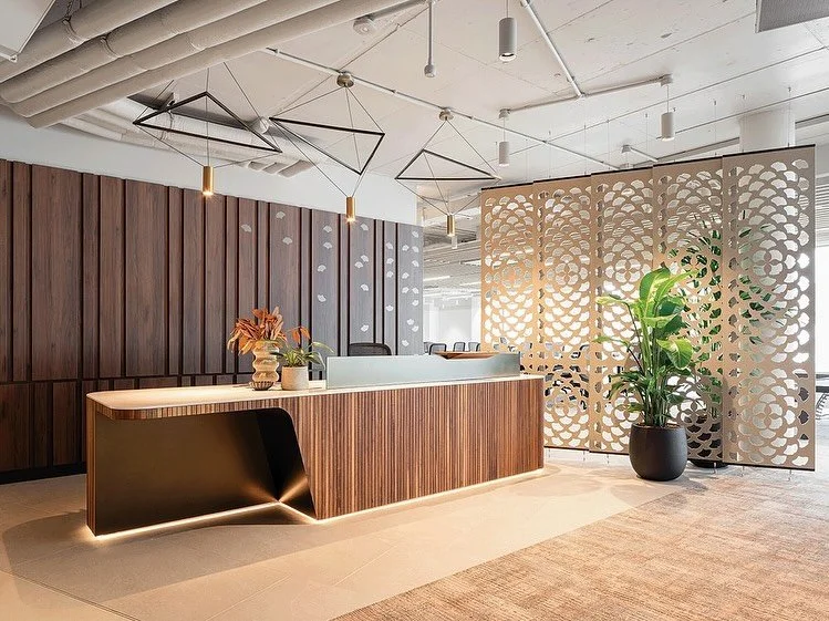 A beautiful @isomi crafted and installed Join Desk for New Burlington Place, designed to serve as a refined focal point within the reception area. Combining exceptional craftsmanship with contemporary design, the piece stands as a striking centrepiec