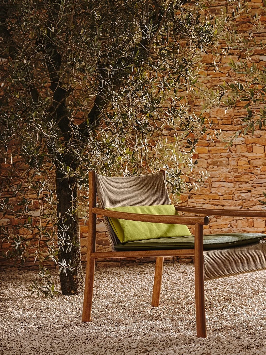 OUTDOOR SEASON IS HERE☀️

Highlighting the Kata lounge chair, a collaboration between Altherr D&eacute;sile Park and @arper, merging eco-consciousness with design. The Kata features an FSC certified wooden frame, 3D knit textile, and a knit cover mad