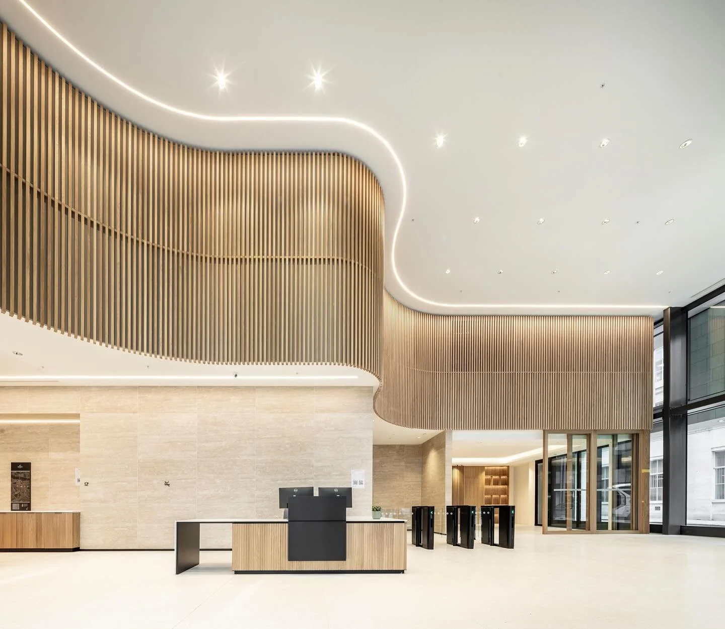 A recent @isomiuk installation at 40 Broadway brings together precision manufacturing, considered design, and premium materials to create a seamless, high-performing environment.

At the heart of the space sits the Layer Desk - designed to anchor the