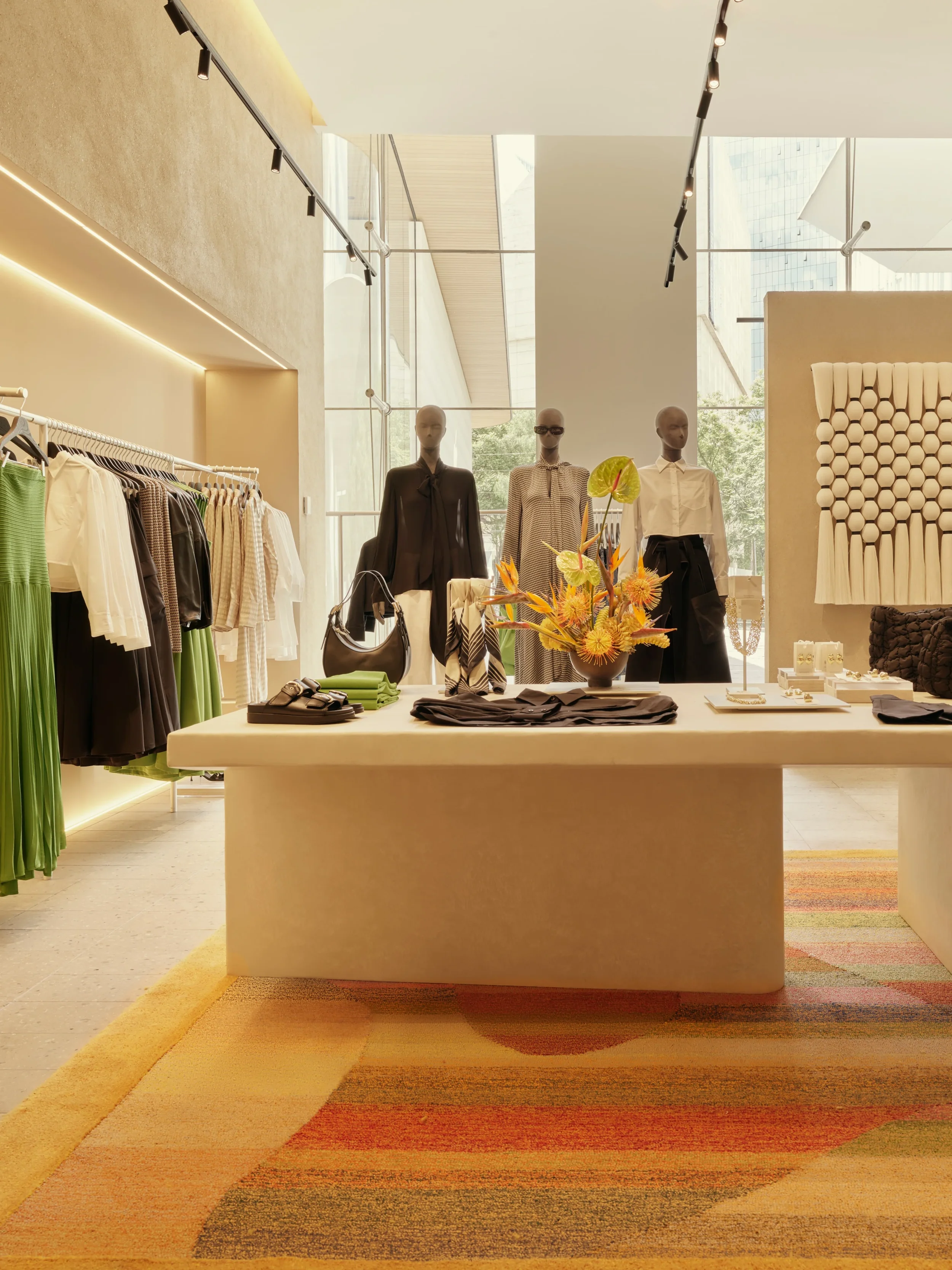Retail_COS_Mexico_1.webp