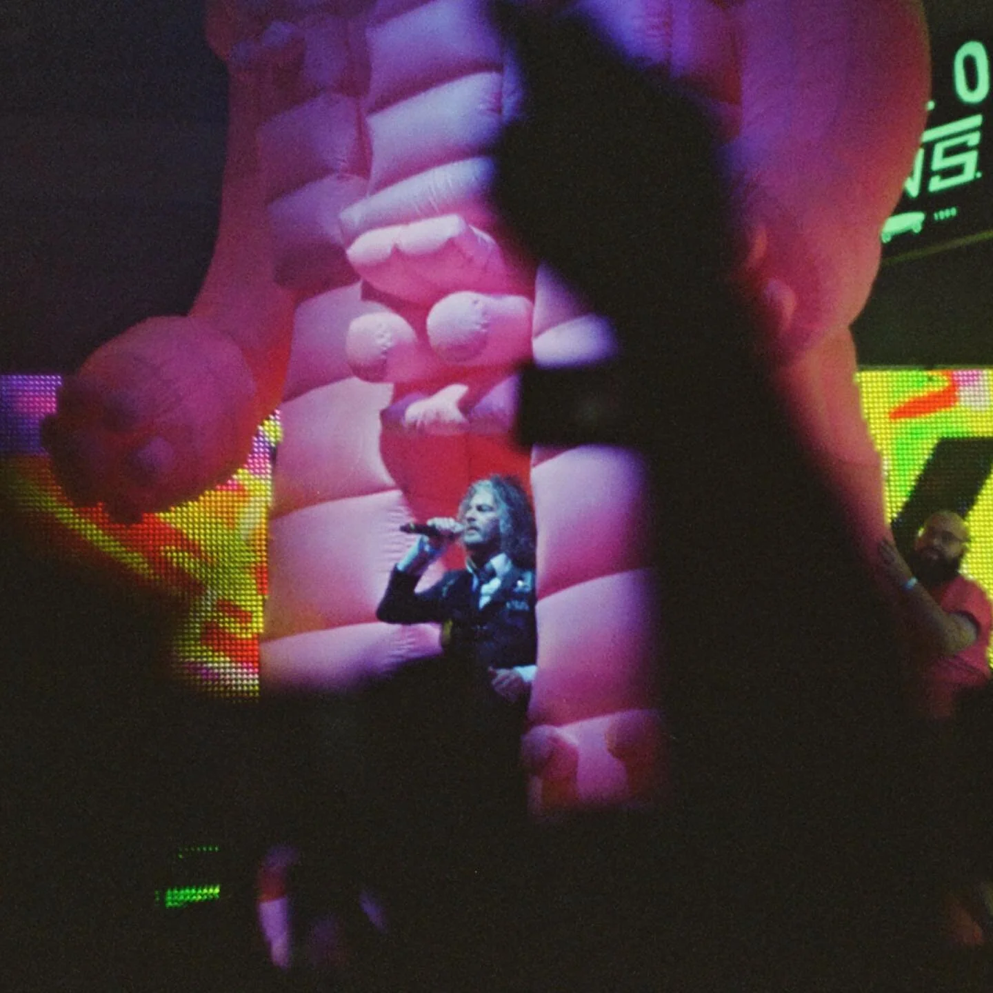 Me llev&eacute; un rollito que ten&iacute;a guardado a la presentaci&oacute;n de los @flaminglips en el @houseofvanscdmx, Andaba bien emocionado porque era la segunda vez que los ve&iacute;a despu&eacute;s del MotoRokr 08, salieron  puntuales y se ec