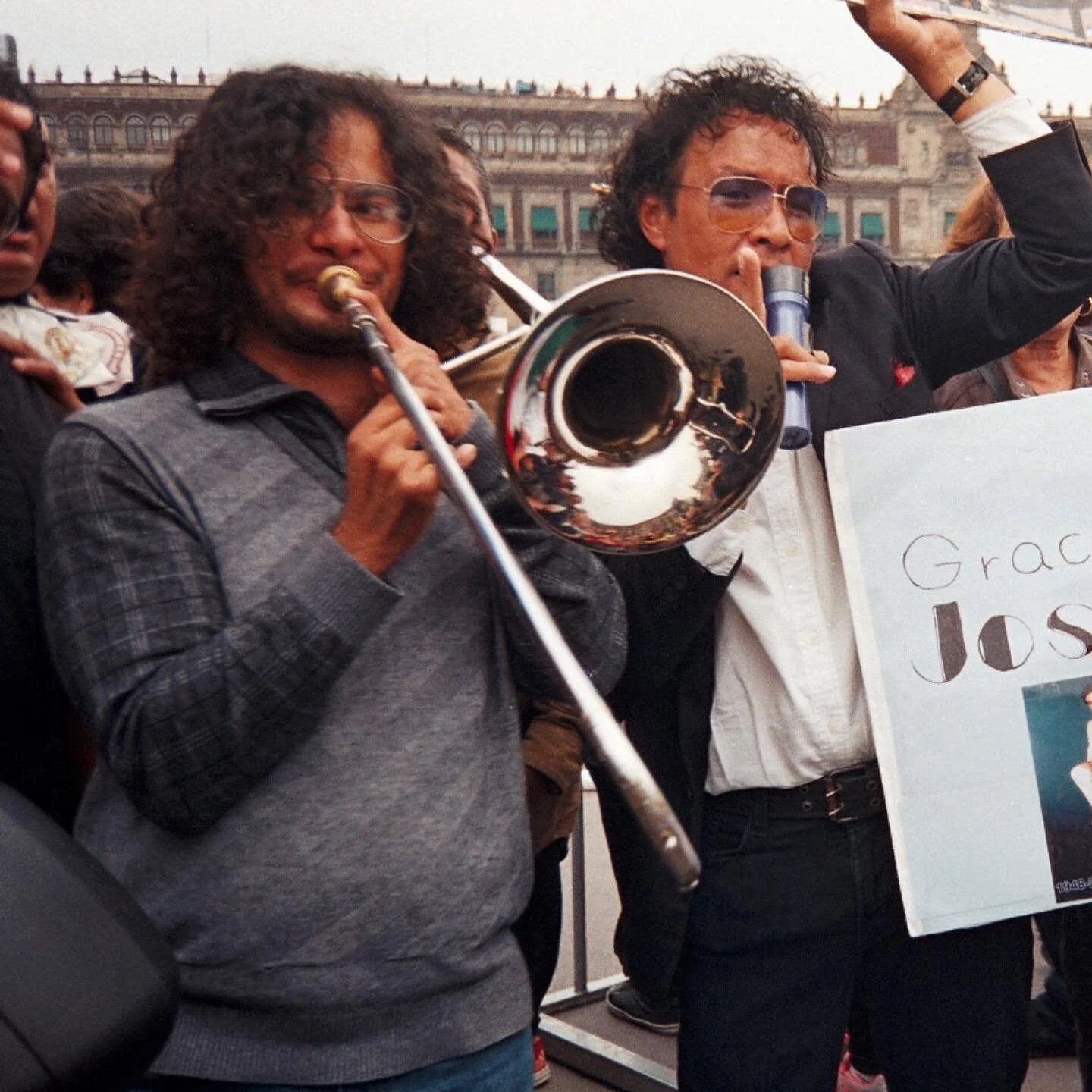 Dumpsito an&aacute;logo sobre grupos 👯&zwj;♂️
.
.
.
.
.
.
.
.
.
.
#canonetql17 #35mm #nikonpointandshoot #21mm #ishootfilm #jos&eacute;jos&eacute; #staybrokeshootfilm #kodakgold400 #proplus200 #ultramax400 #streetphotography #mexigram #disparaencarr