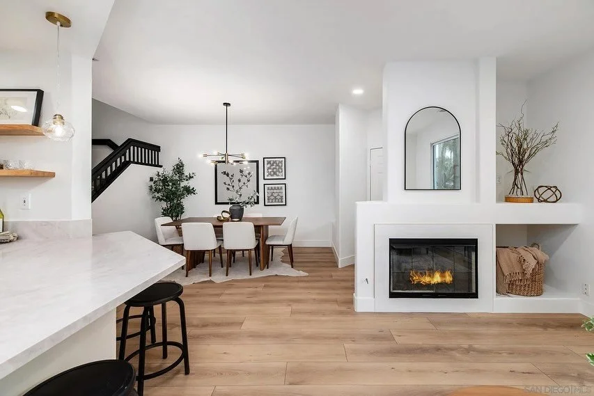 Ravenswood Oak from COREtec looks amazing in not one, but two recent home installs we completed! Who else is loving this neutral woodgrain vinyl plank? 🙌🏻 #homeinspo #vinylplank #coretec