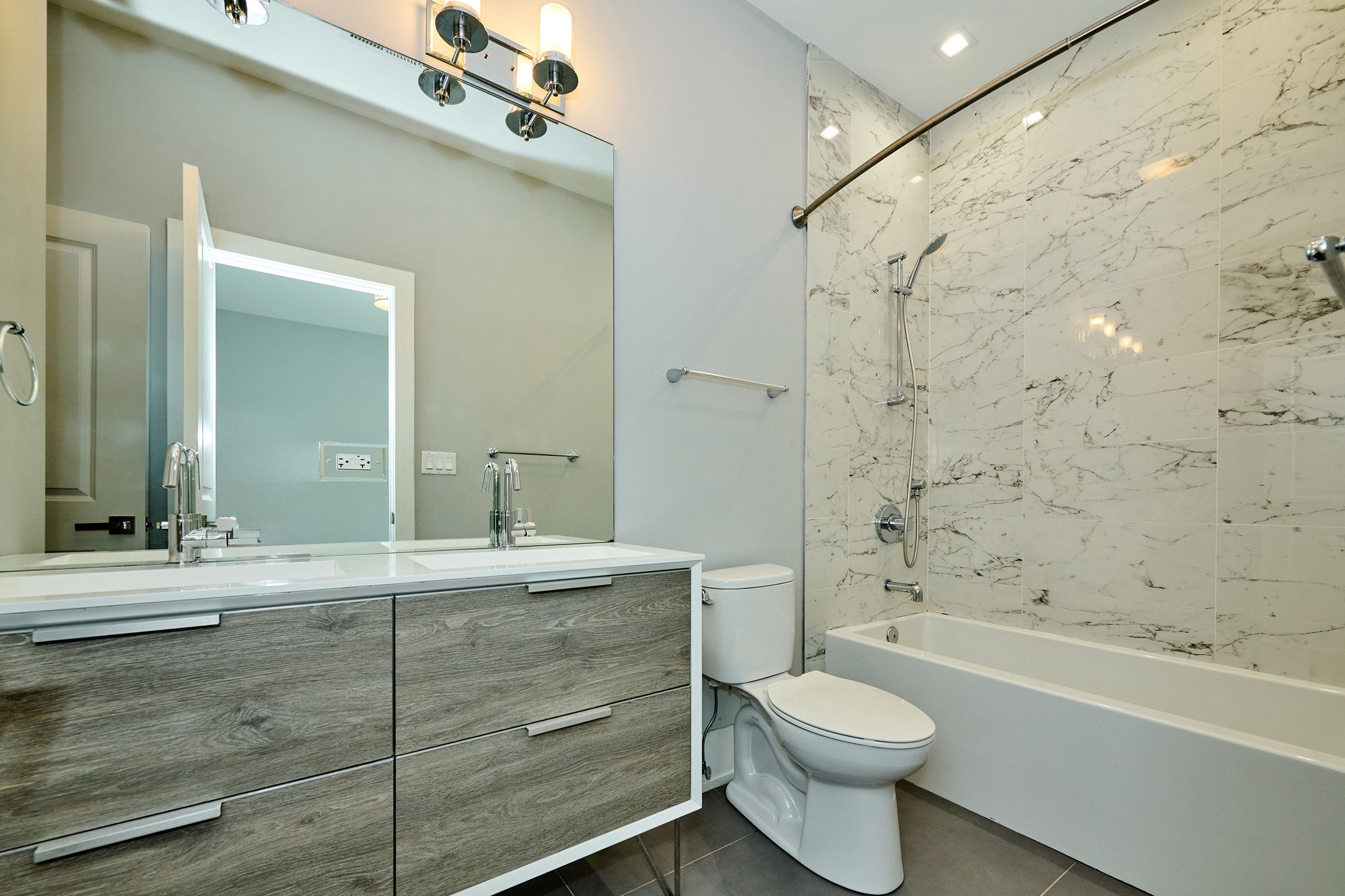 1752 W 18th_Unit 1S_Garden Bath.jpg