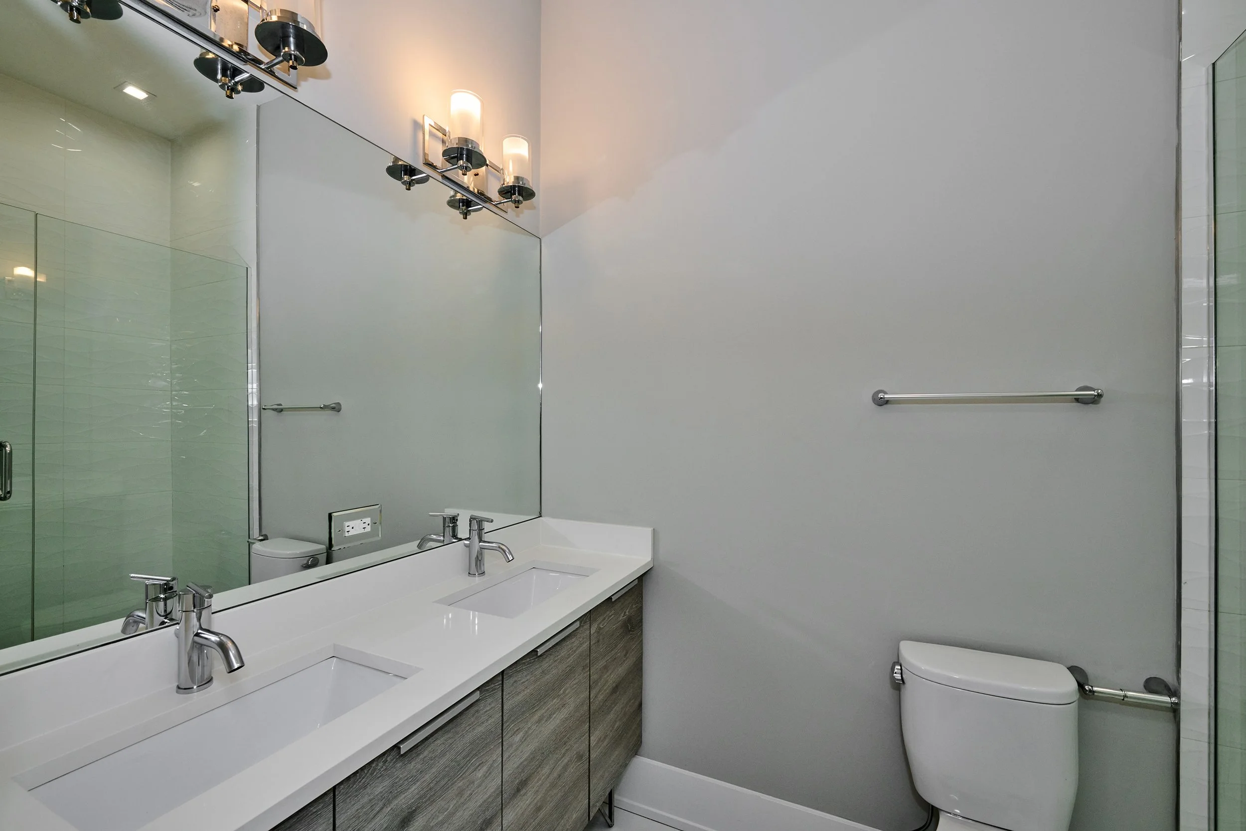 1752 W 18th_Unit 2S_Dbl Vanity.jpg