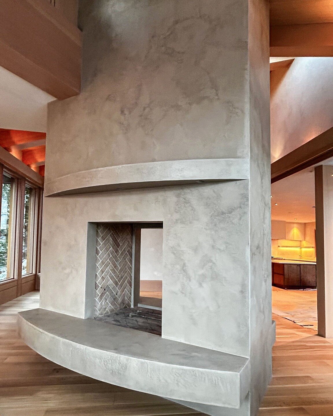 Had the opportunity to work on this incredible design created by @contemporaryhouse This type of finish refined the space with the Tadelakt lime plaster finish. @coastaldesigncontracting 

#Whistlerinteriordesign #Whistlerdesign #whistlerhomes
#whist