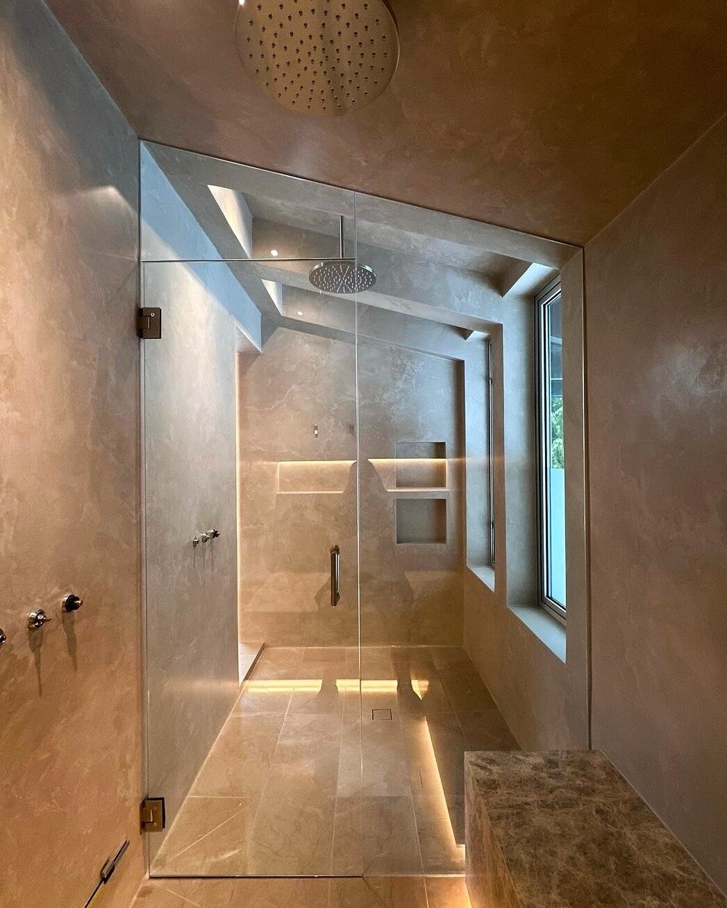 Another great example of the incredible craftsmanship required to work with plaster. It's always an honour to work with @contemporaryhouse 

The results are always outstanding and breathtaking, not to mention that this shower will withstand the test 