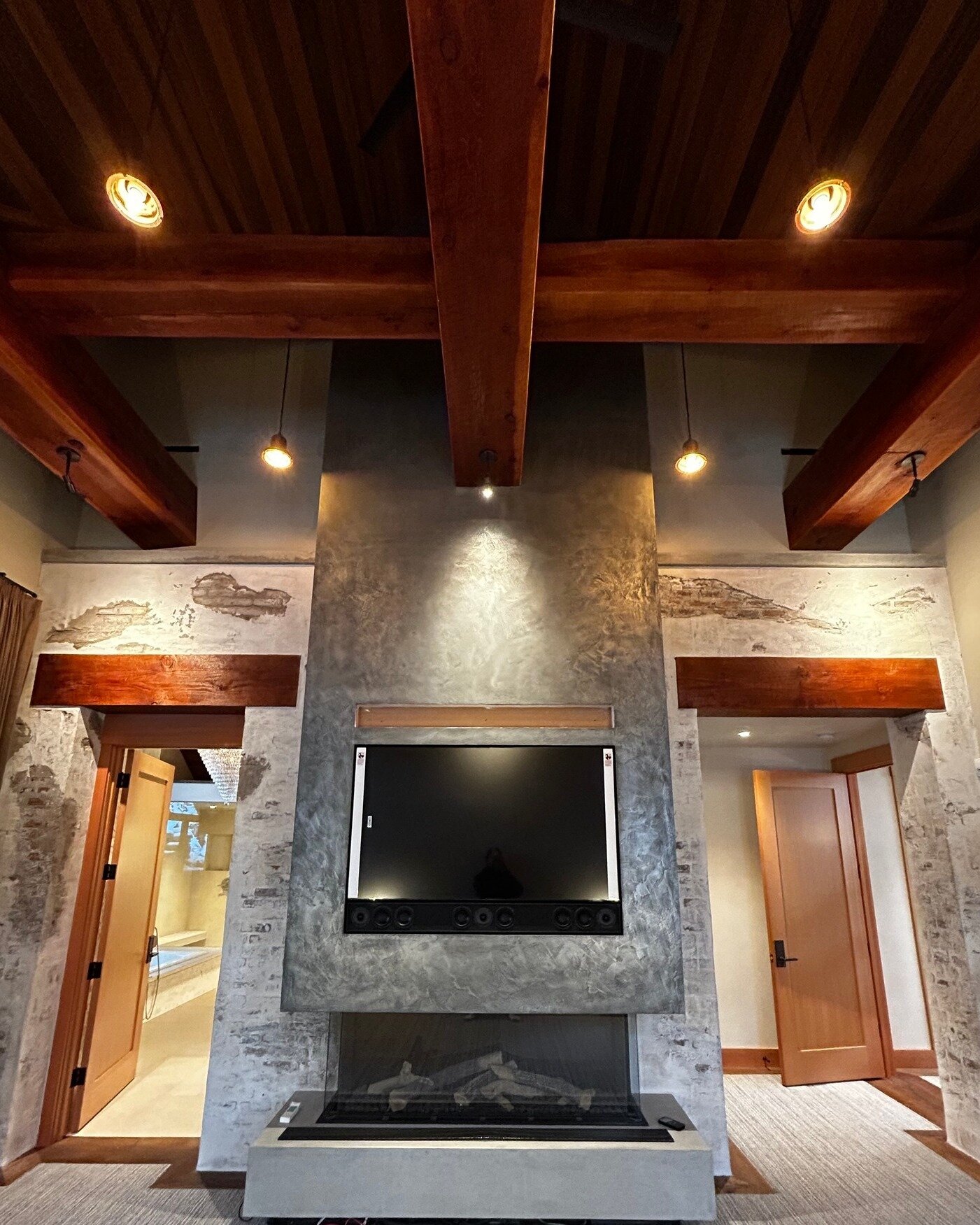 Collaborated with @claylimepie  from Ecowalls and @gavan.construction.company  on this master-bedroom fireplace with a liquid metal, silver / nickel / zinc custom colour &amp; old brick wall concept.

#whistlervillage #whistlerrentalhome #whistlerpro